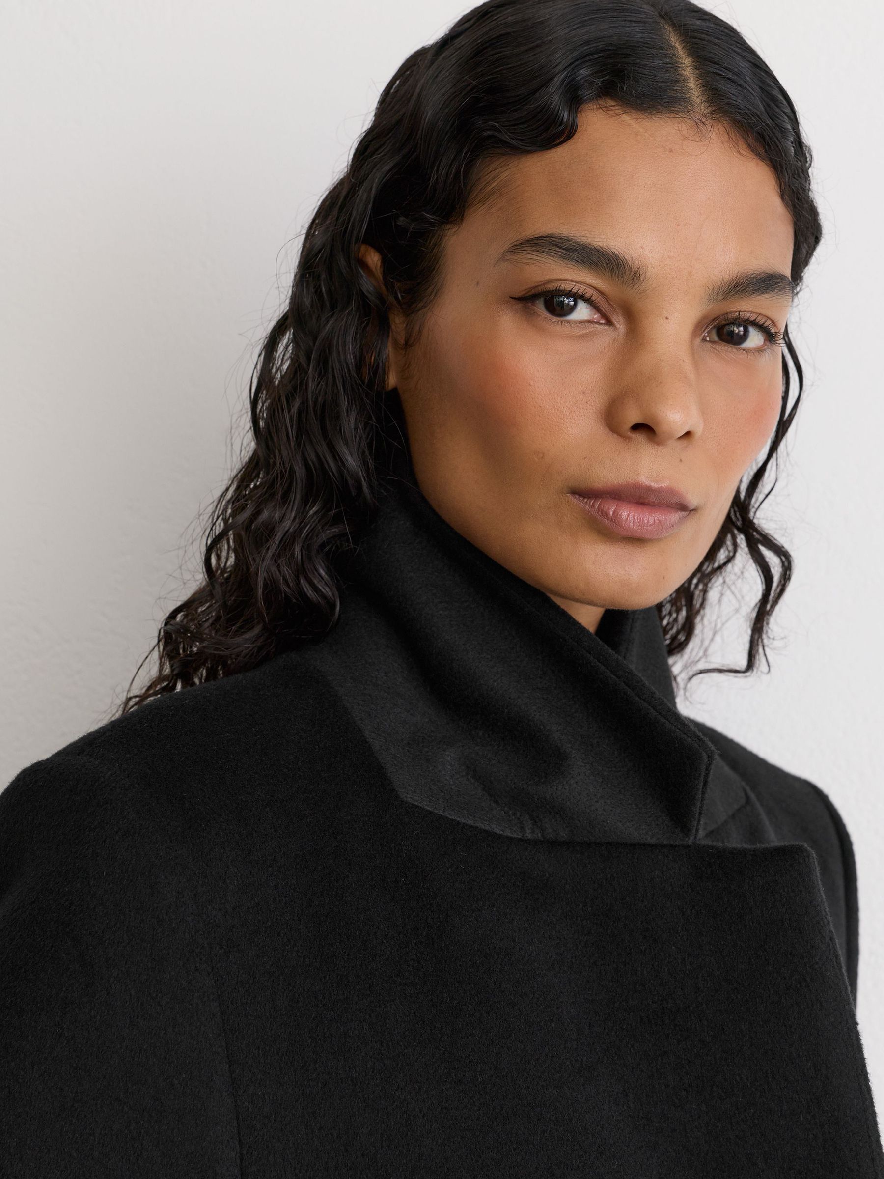 Manteau ceinturé en laine mélangée à col en fausse fourrure noir - Image 6 de 8