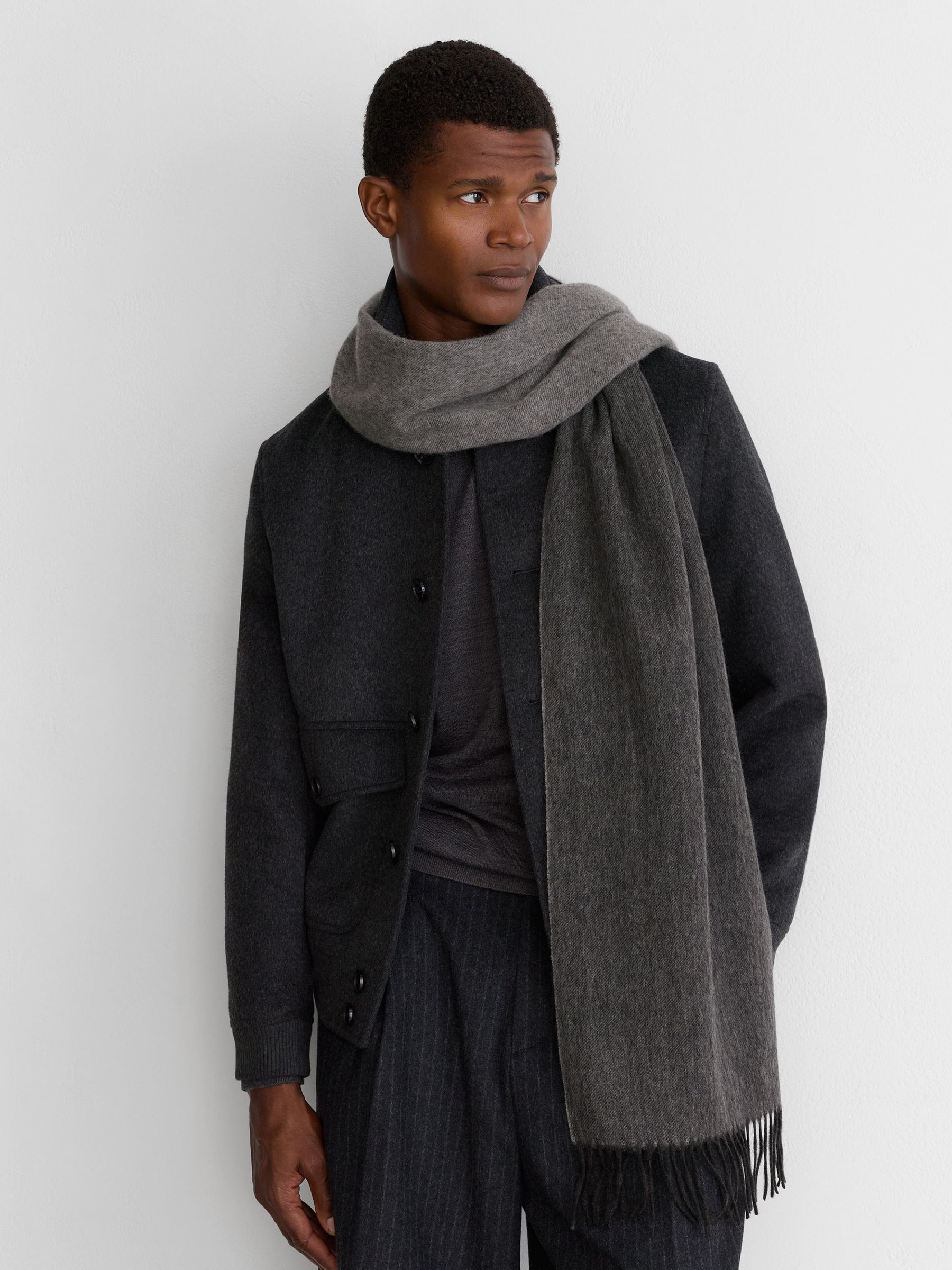 Uld- og kashmirtørklæde i mellemgrå / lysegrå - Billede 1 af 4