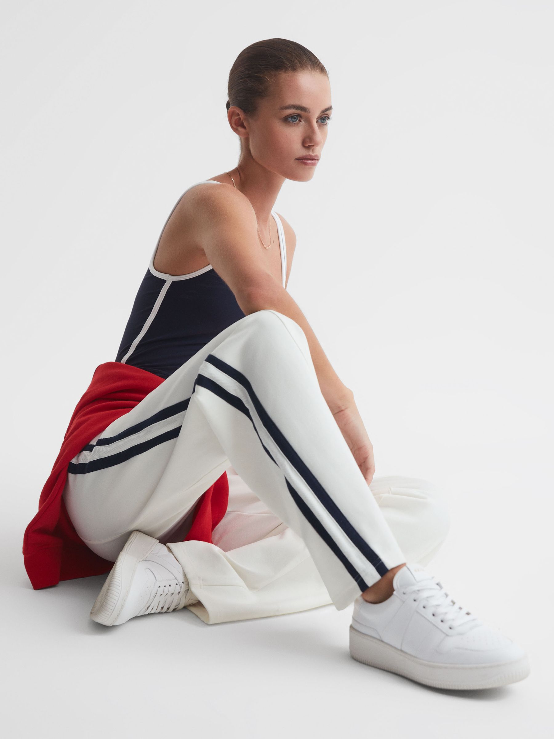 The Upside witte joggingbroek met zijstreep en wijde pijpen - Afbeelding 3 van 5