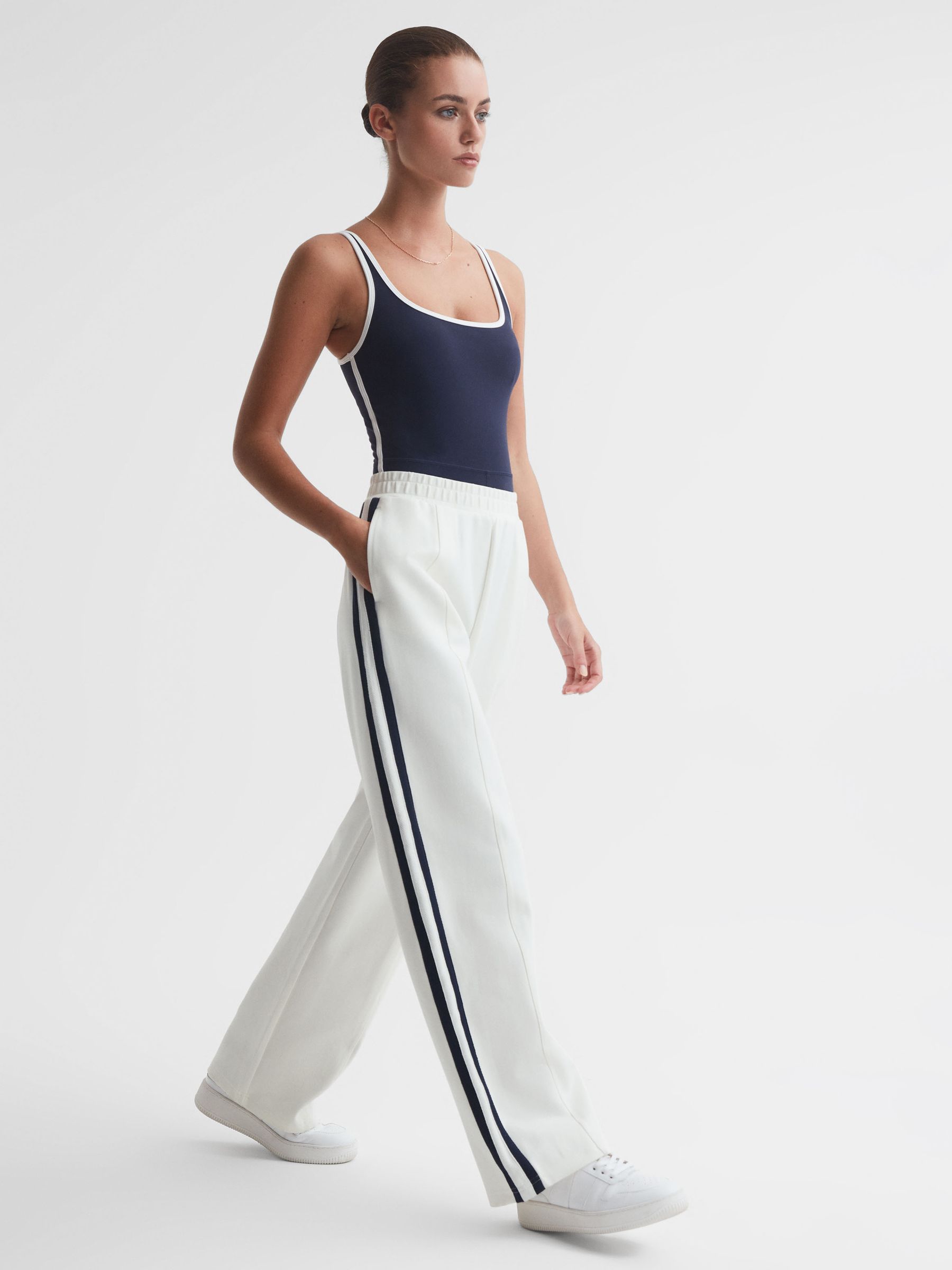 The Upside witte joggingbroek met zijstreep en wijde pijpen - Afbeelding 4 van 5