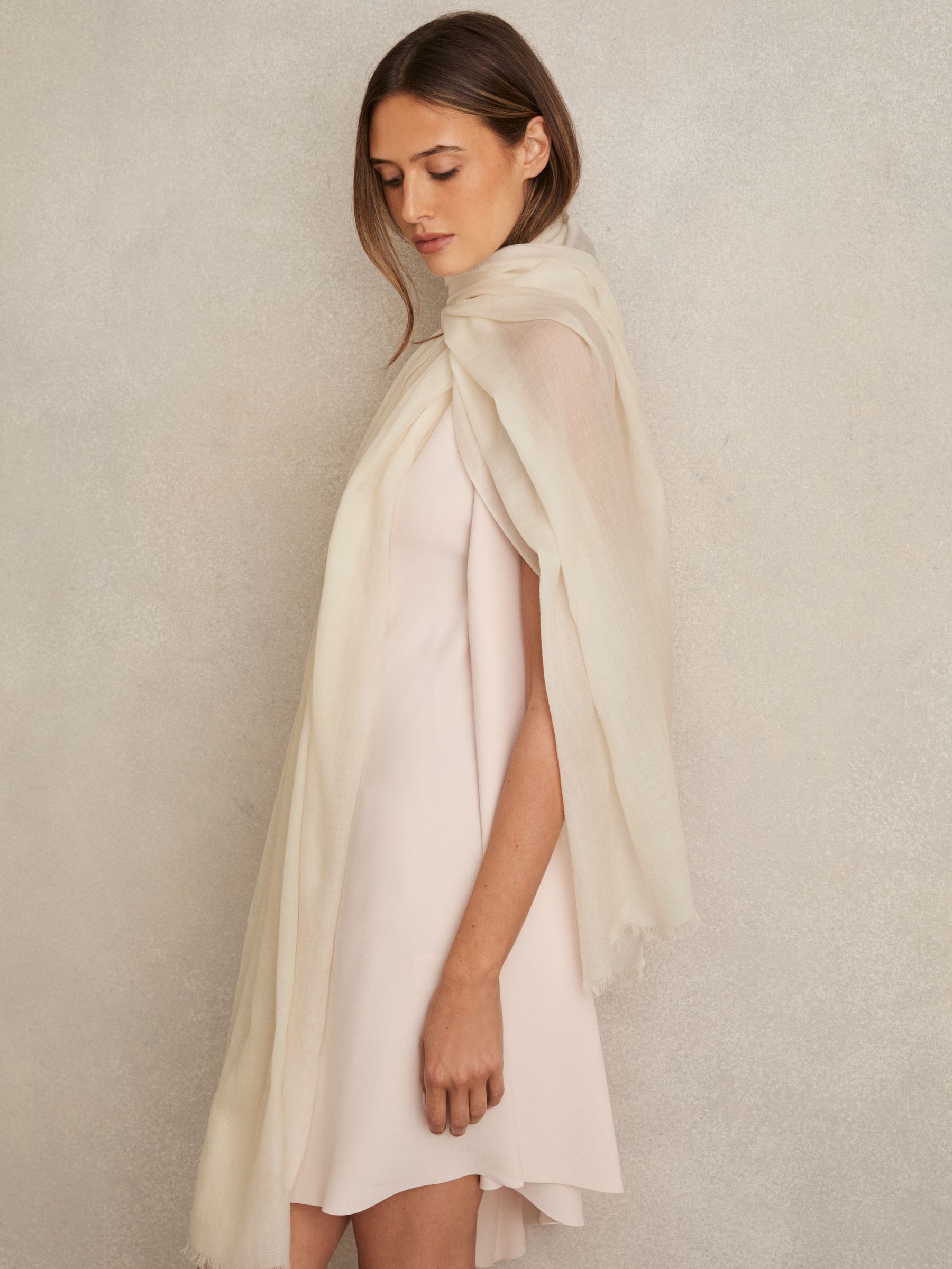 Off White - وشاح Heidi خفيف الوزن من نسيج صوف كشمير من Reiss - صورة 2 من 5 Off White - وشاح Heidi خفيف الوزن من نسيج صوف كشمير من Reiss - صورة 2 من 5