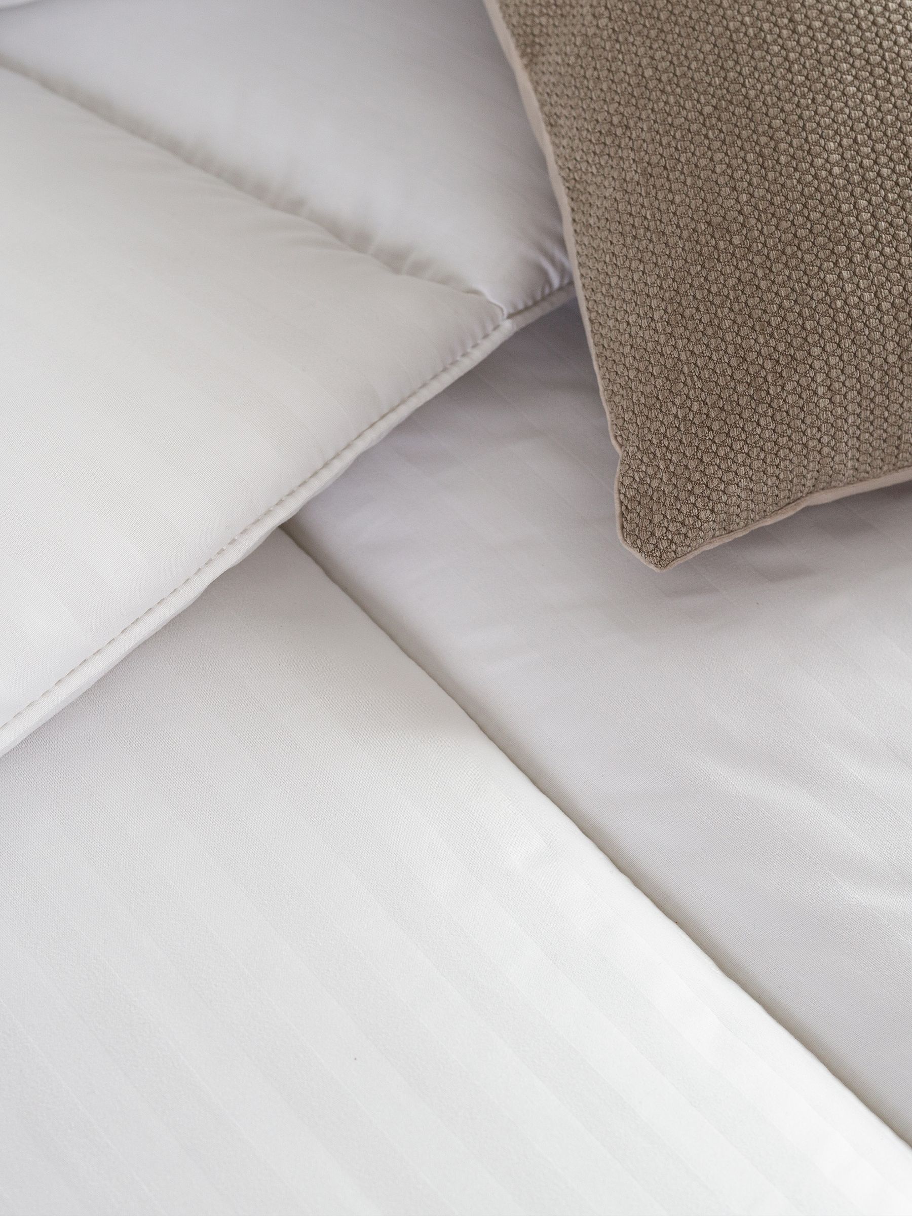 Snuggledown White Luxurious Hotel 13.5 Tog Duvet - Image 3 of 7