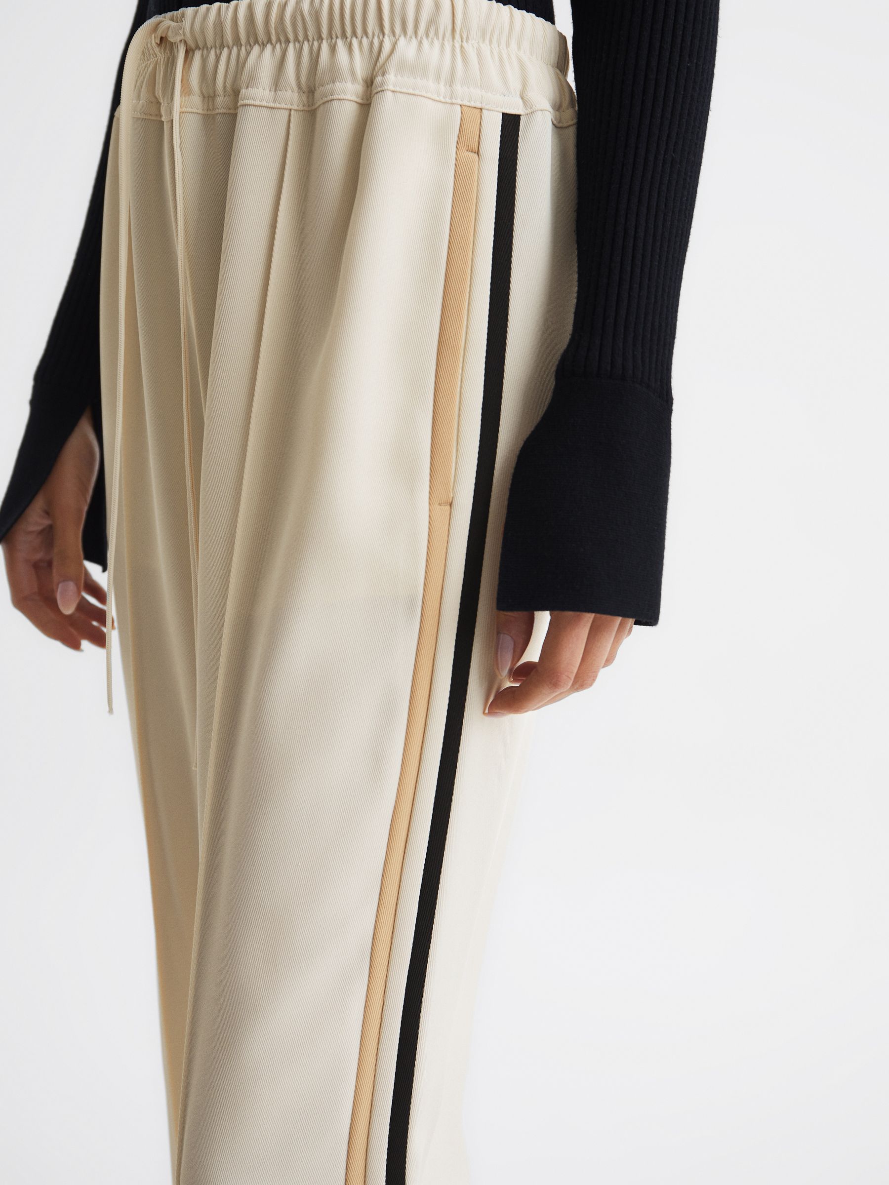Petite Wide Leg Pull On Trousers in Cream - Image 4 of 7