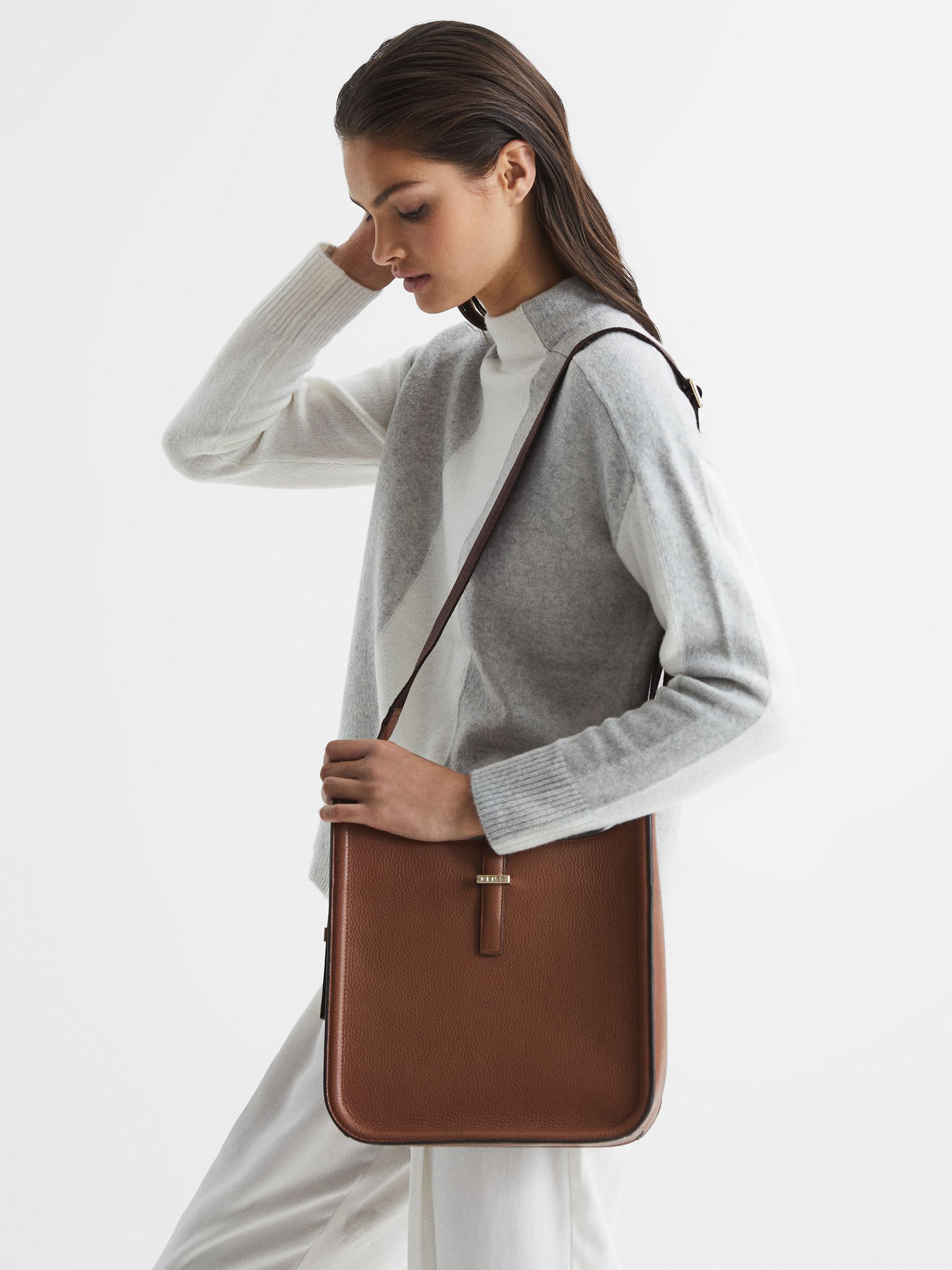 Leather Shoulder Bag in Tan - Image 2 of 7 Leather Shoulder Bag in Tan - Image 2 of 7