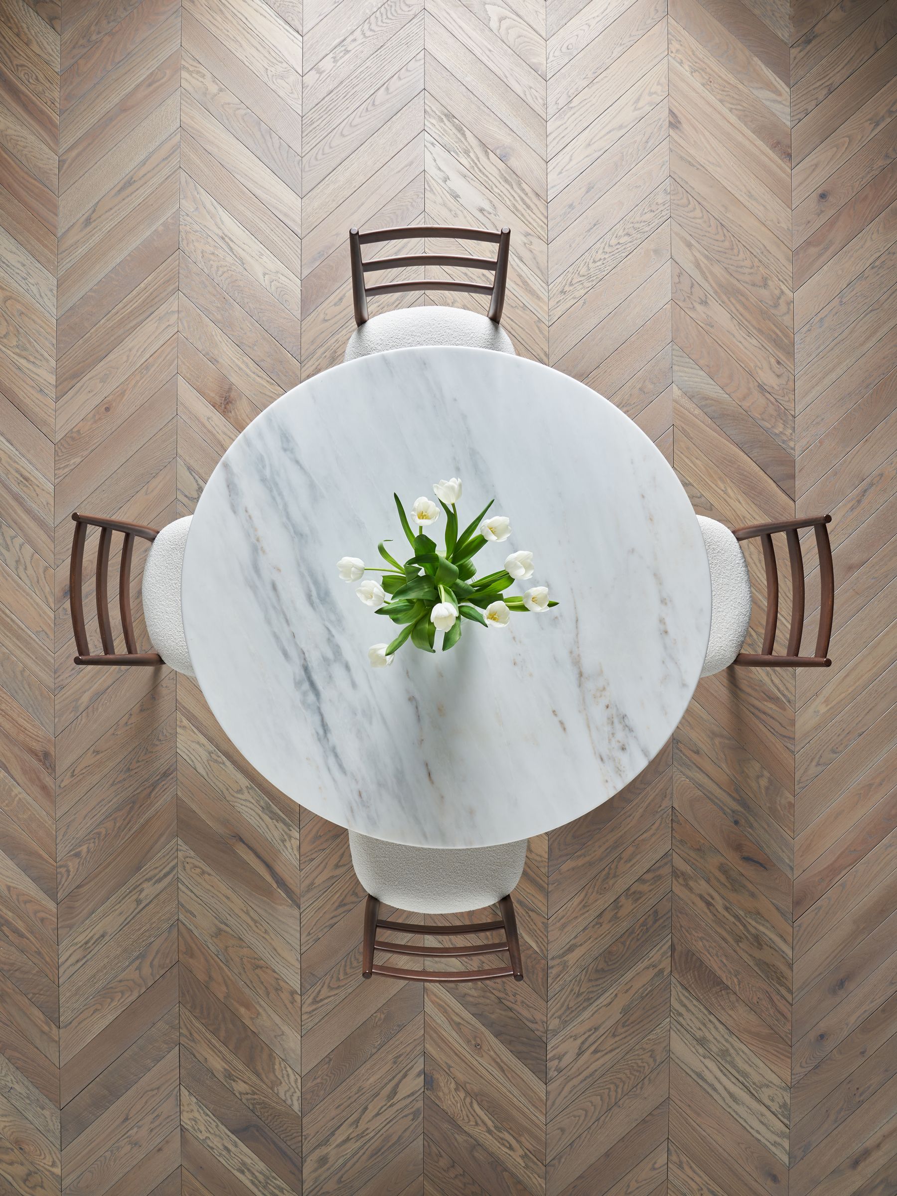 Jasper Conran London Brown Round 4 to 6 Seater Marble and Walnut Highbury Round Dining Table - Image 2 of 6