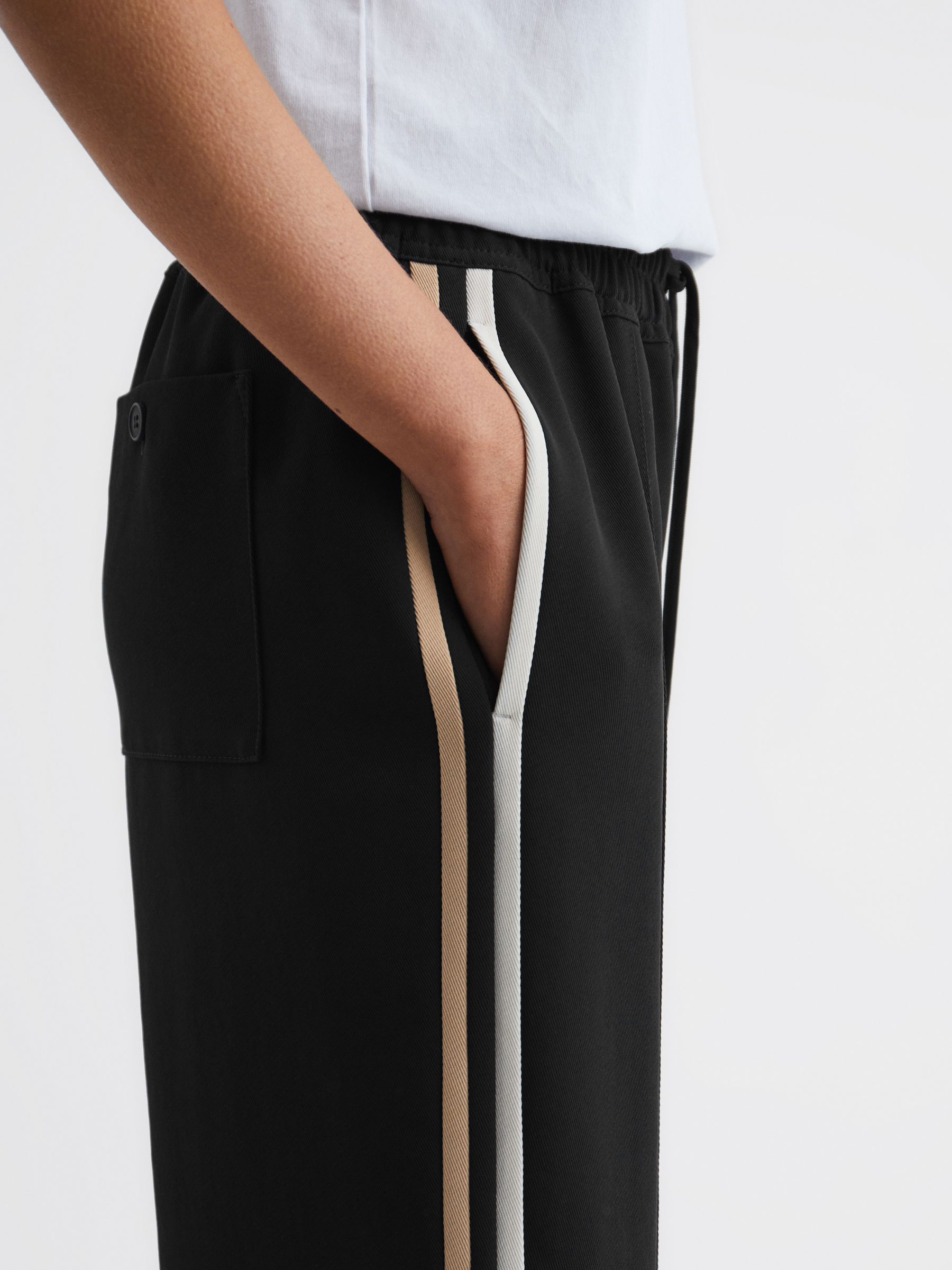 Petite Wide Leg Pull On Trousers in Black - Image 4 of 7