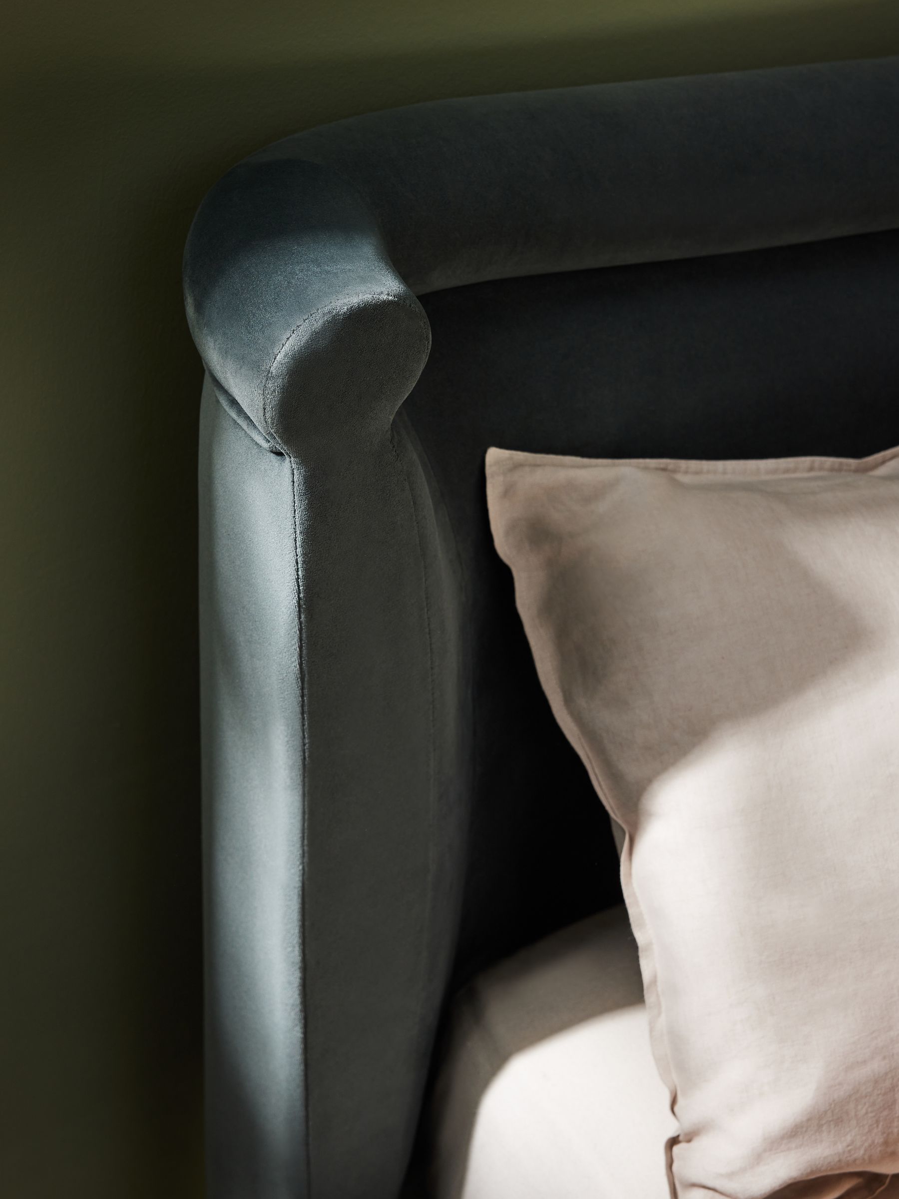 Sawyer Bed in Velvet in Gunmetal Grey - Image 2 of 4