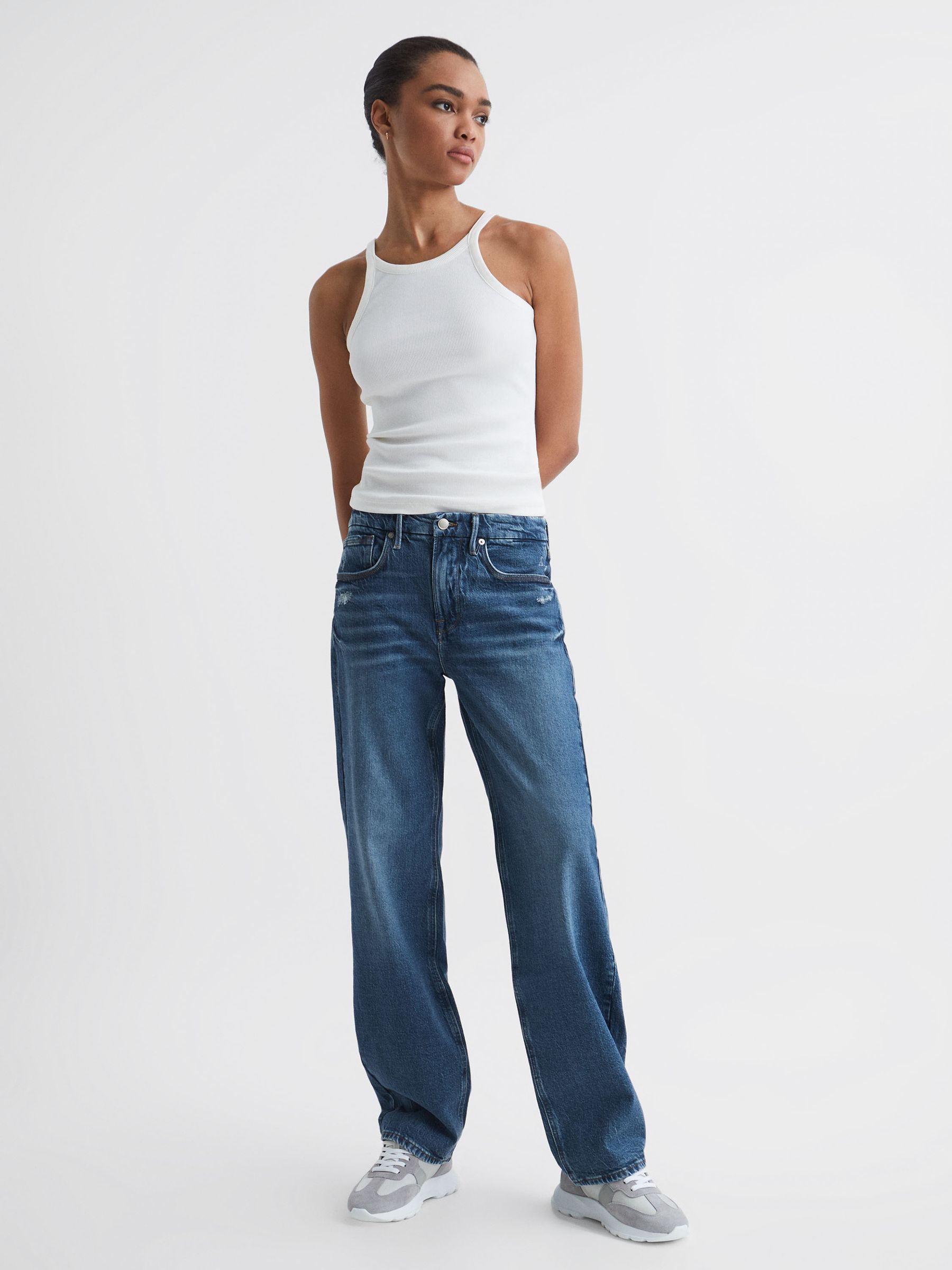 Good American 90s Fit Jeans in Mid Blue - Image 3 of 9