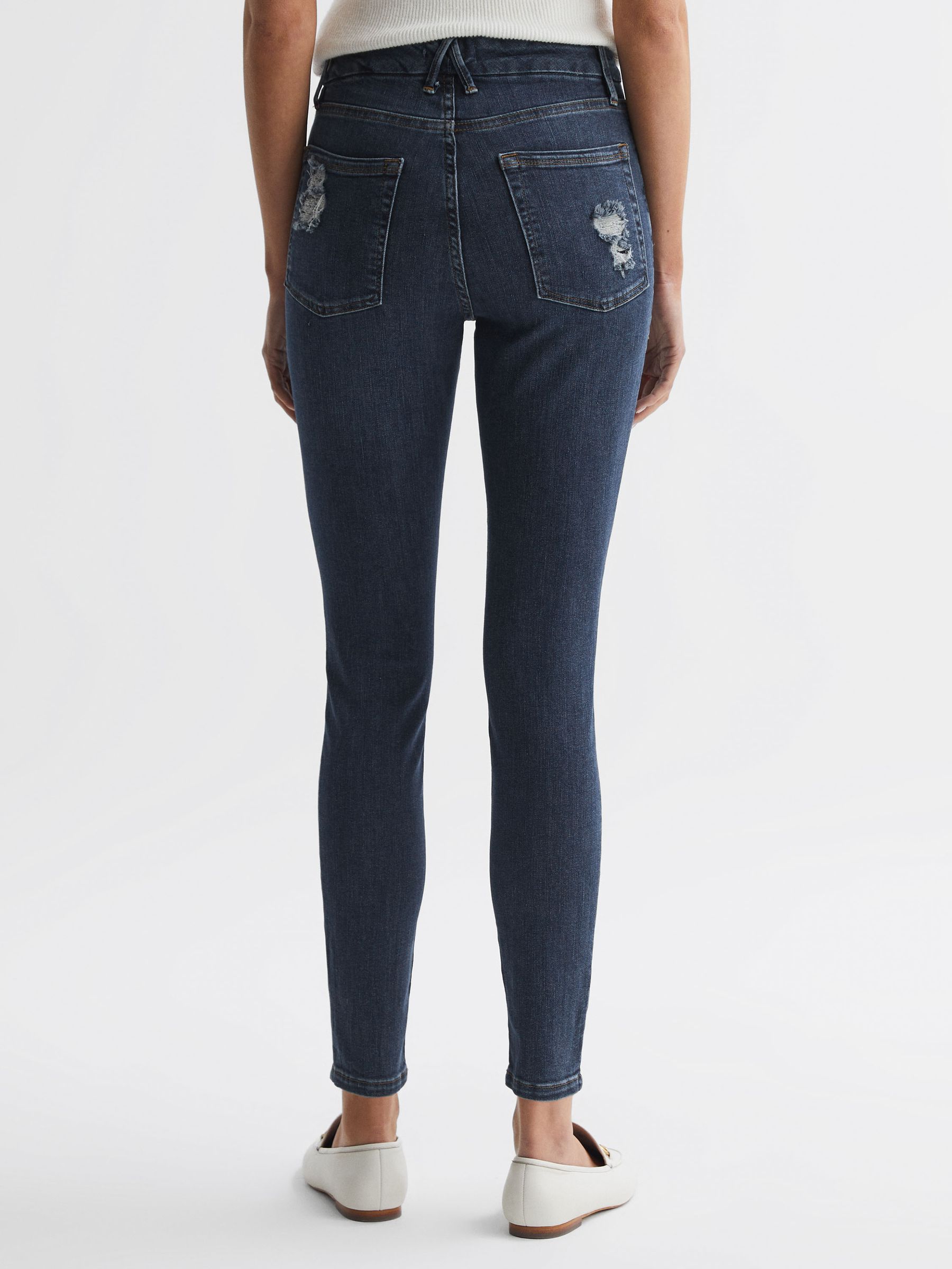 Good American Released Hem Skinny Jeans in Dark Blue - Image 4 of 6
