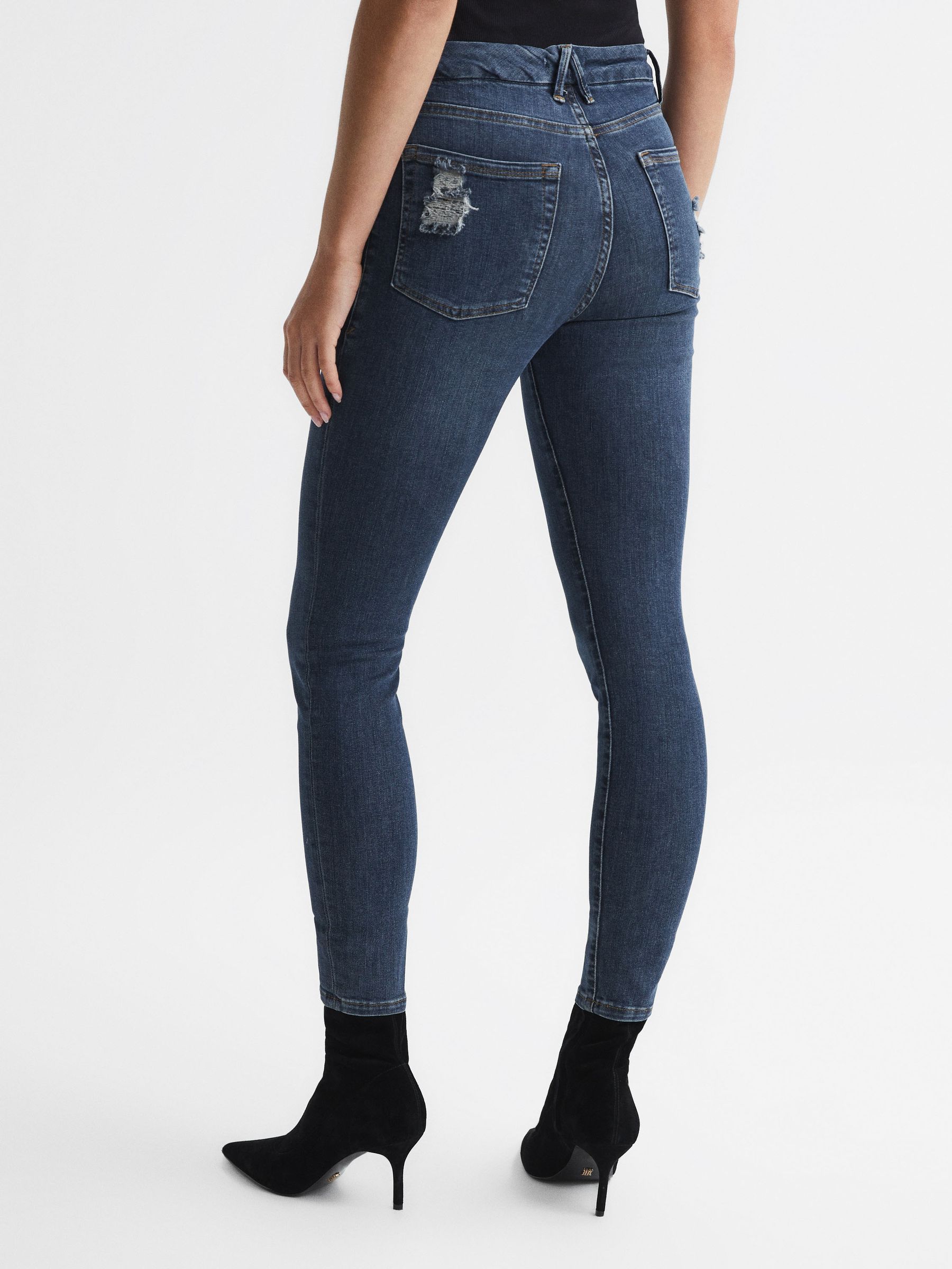 Good American Released Hem Skinny Jeans in Dark Blue - Image 5 of 6