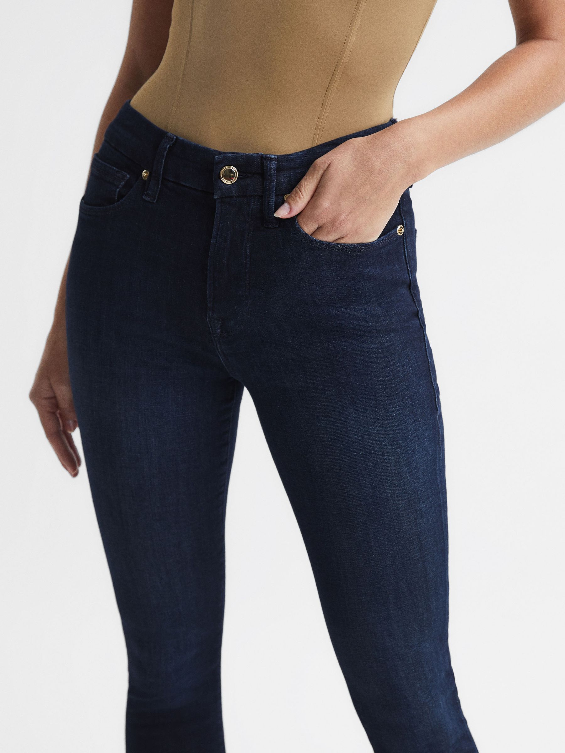 Good American Sculpting Skinny Jeans in Indigo - Image 4 of 7