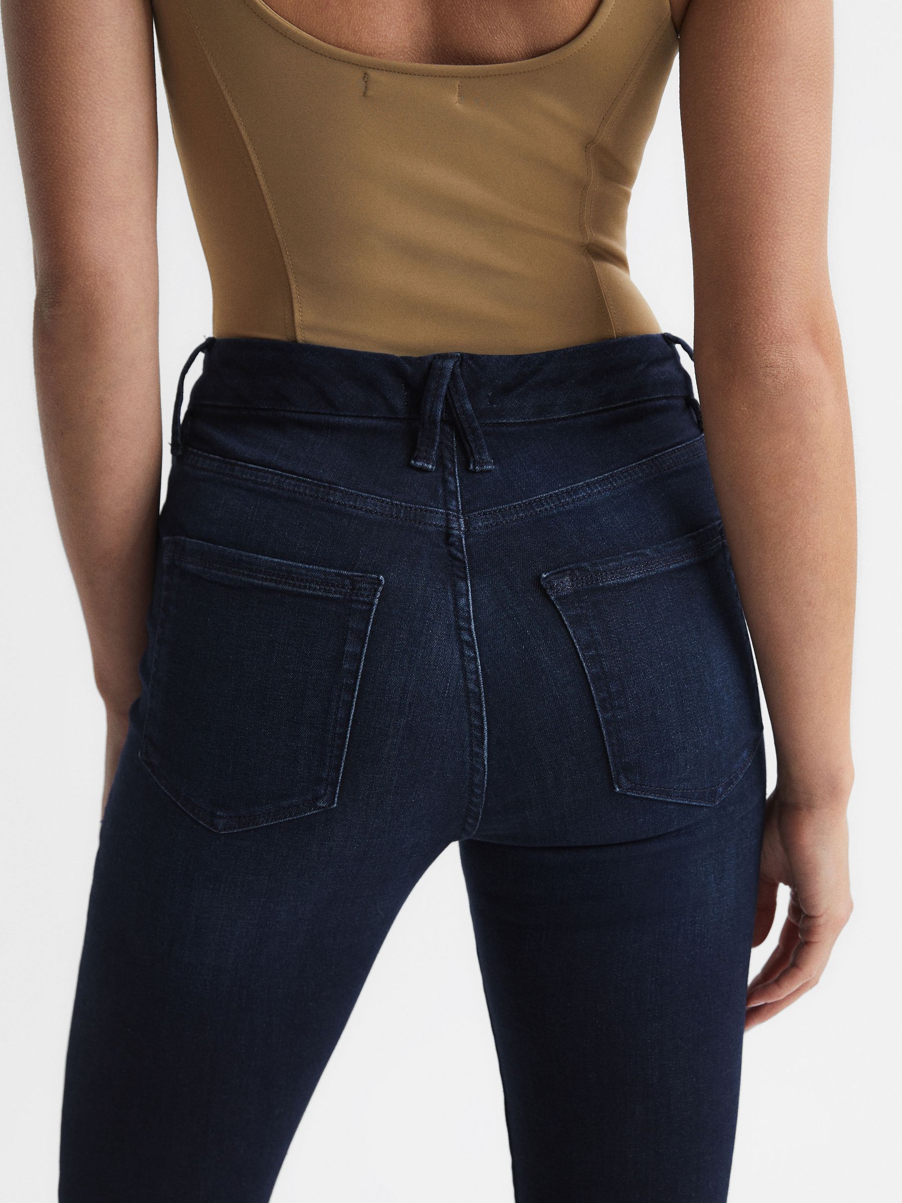 Good American Sculpting Skinny Jeans in Indigo - Image 6 of 7