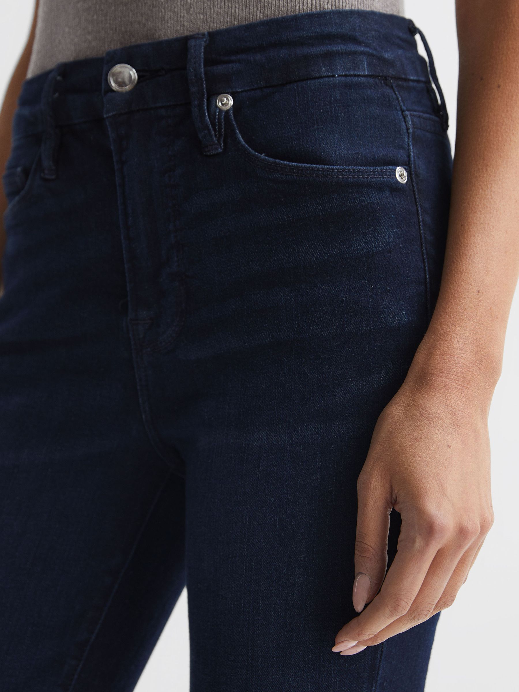Good American Sculpting Skinny Jeans in Mid Blue - Image 3 of 4