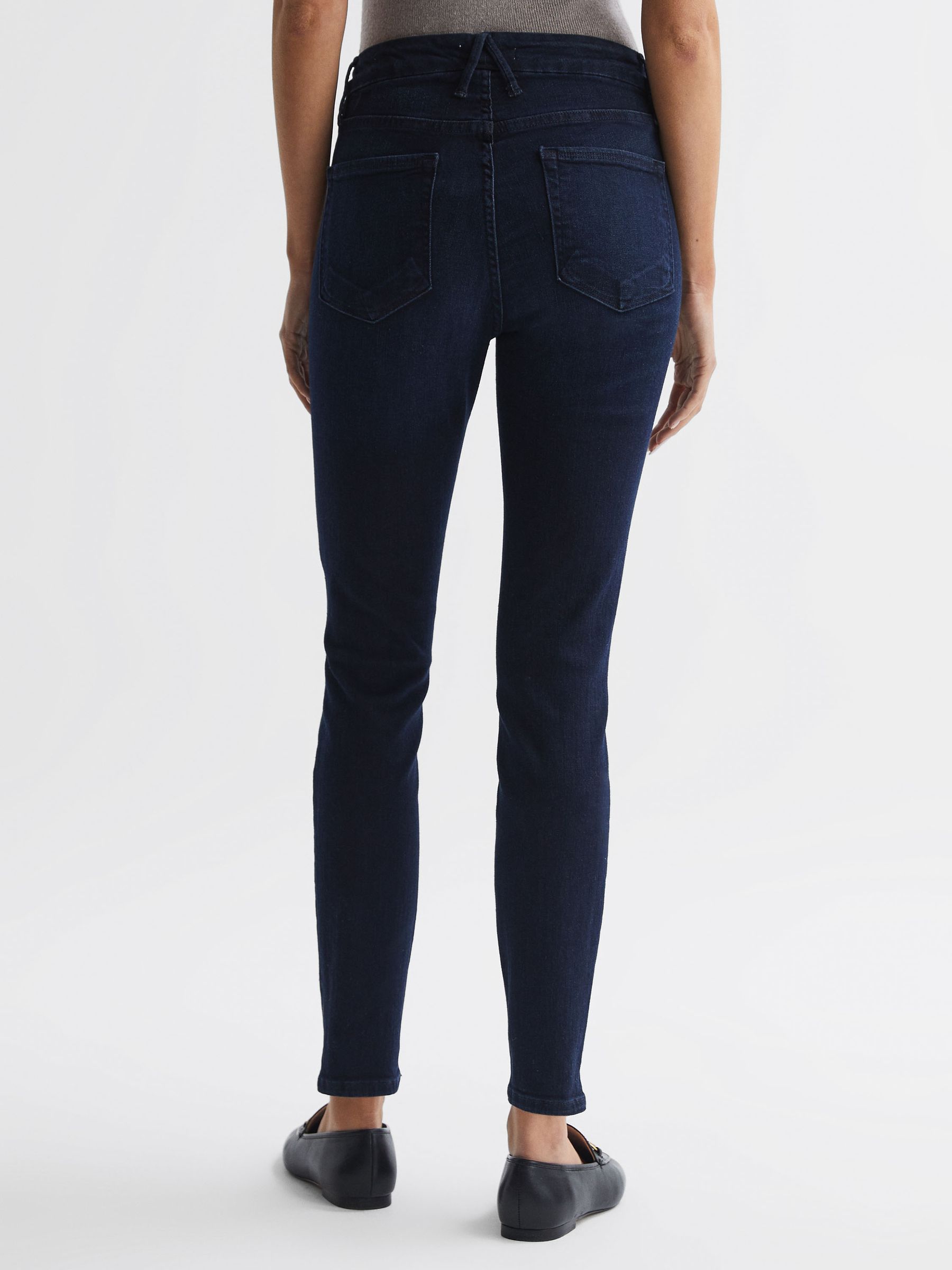 Good American Sculpting Skinny Jeans in Mid Blue - Image 4 of 4