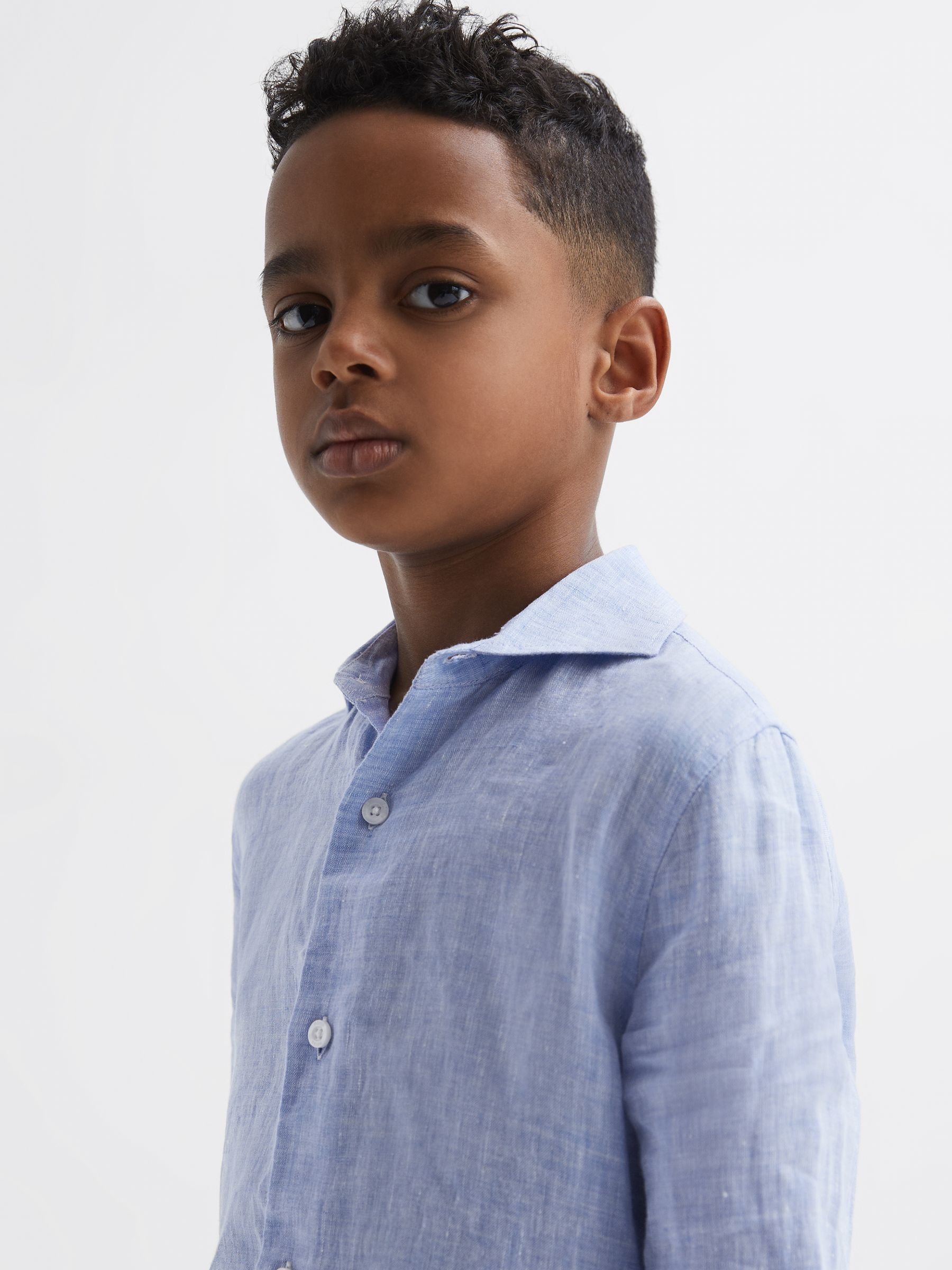Junior Linen Cutaway Collar Shirt in Soft Blue - Image 4 of 7