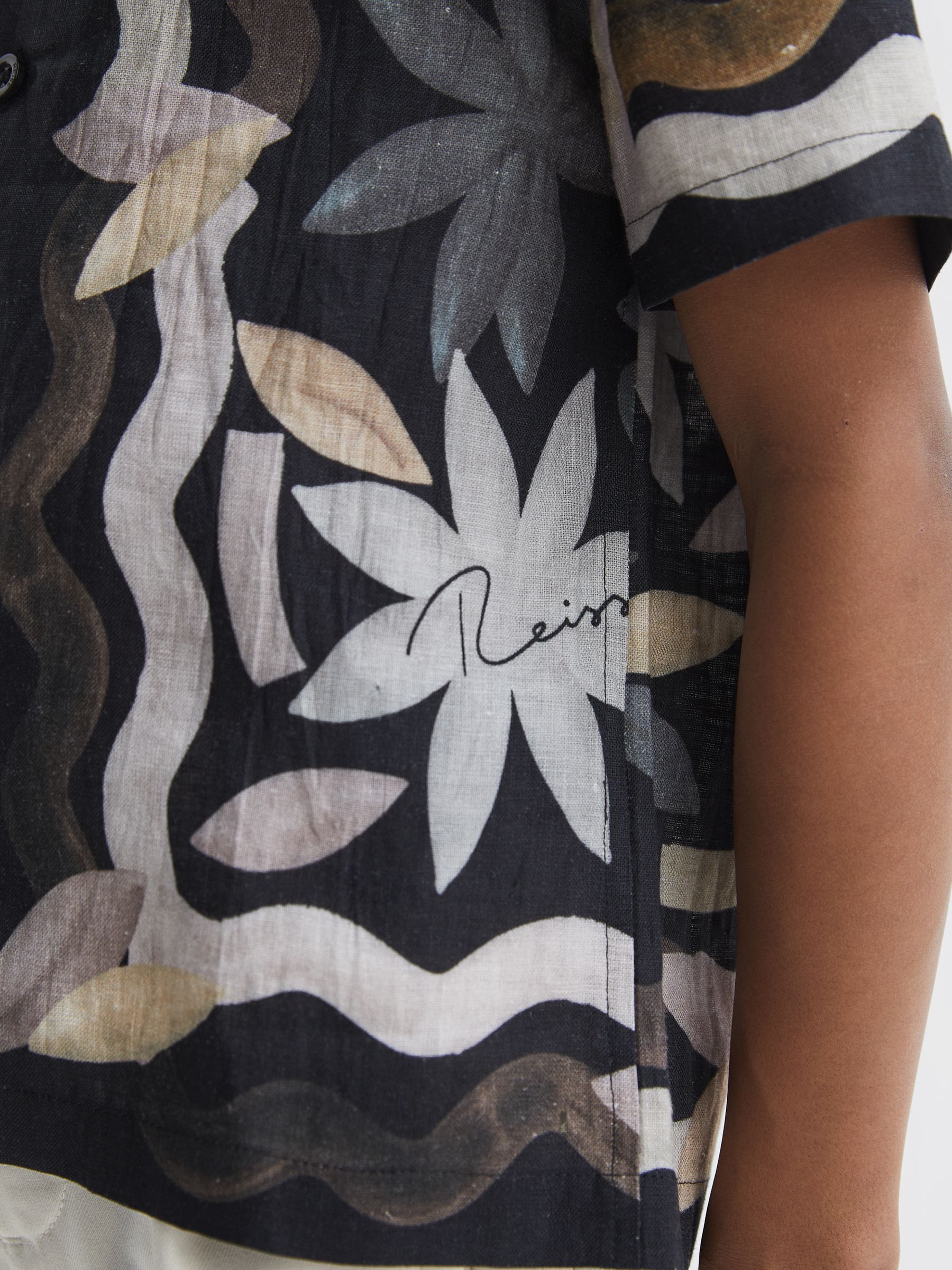 Junior Linen Floral Cuban Collar Shirt in Black - Image 4 of 6