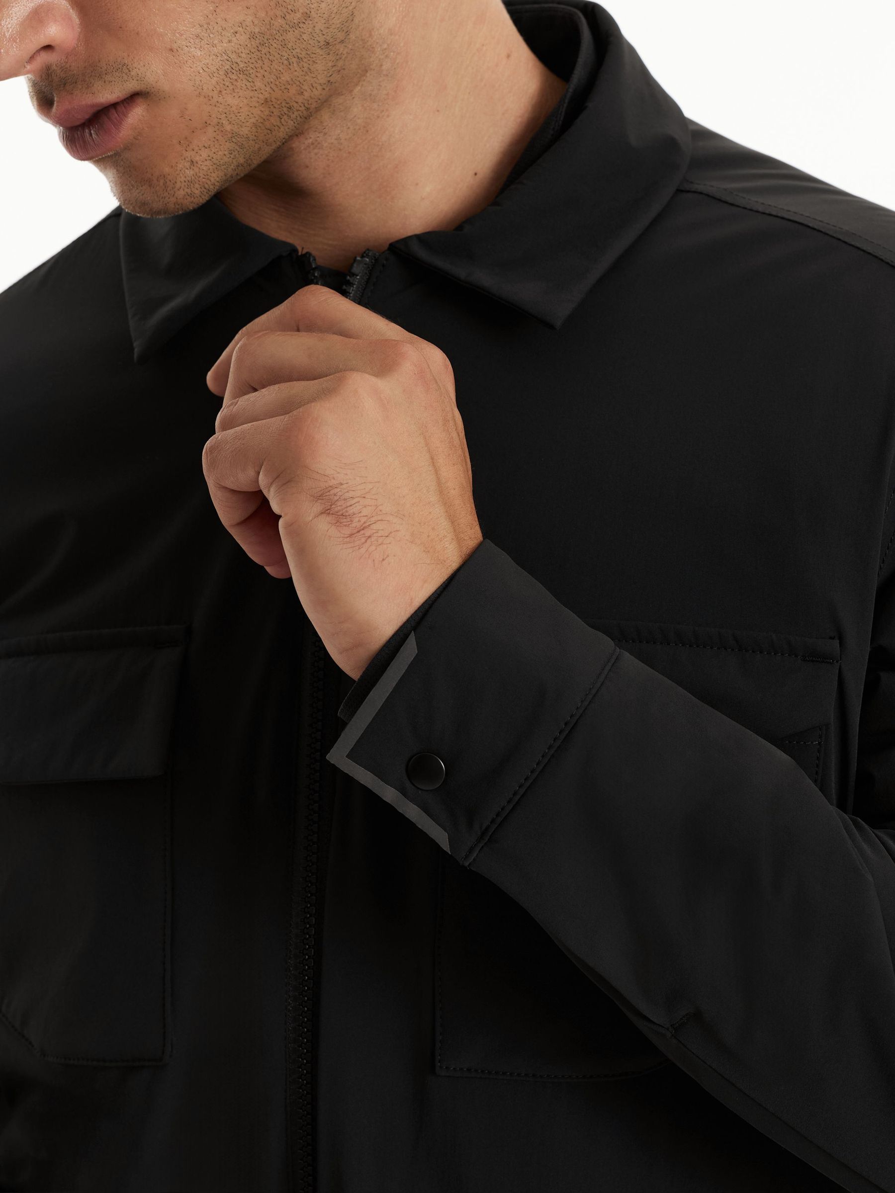 Reiss | Castore Insulated Twin-Pocket Jacket in Black - Image 5 de 9