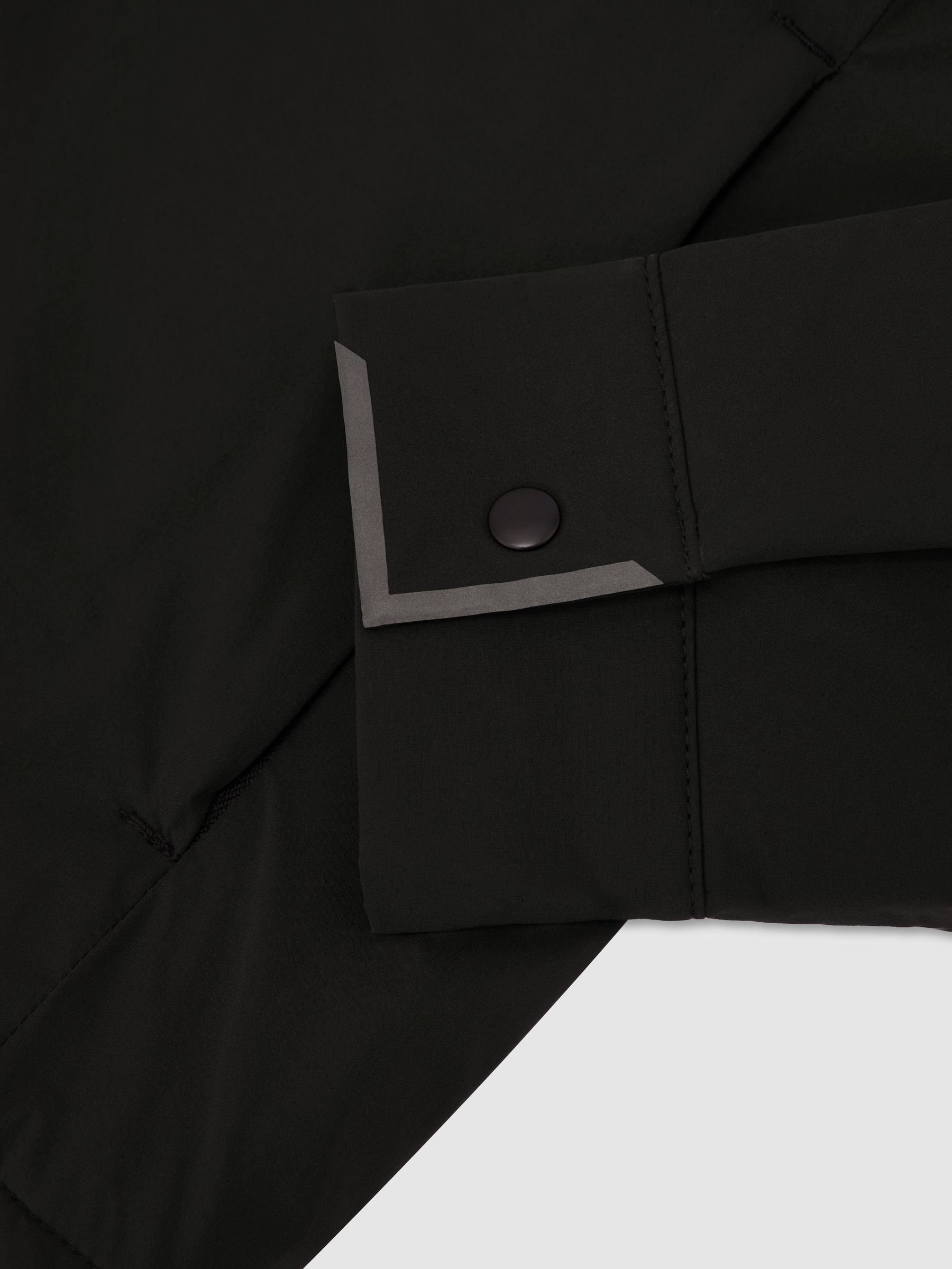 Reiss | Castore Insulated Twin-Pocket Jacket in Black - Image 8 de 9