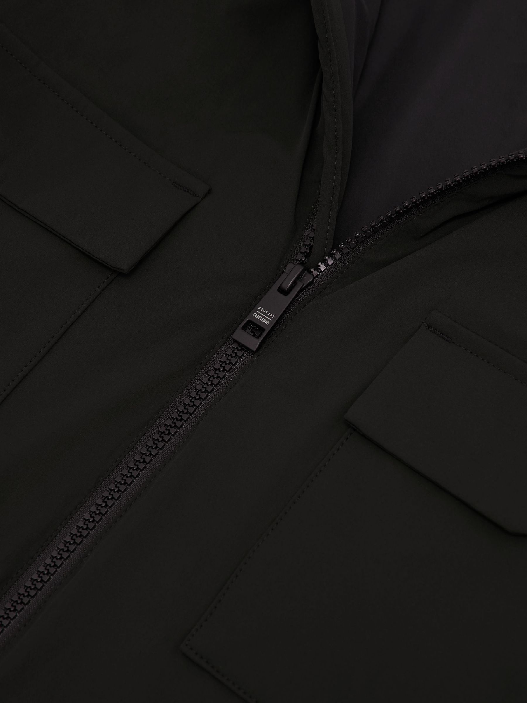 Reiss | Castore Insulated Twin-Pocket Jacket in Black - Image 9 de 9
