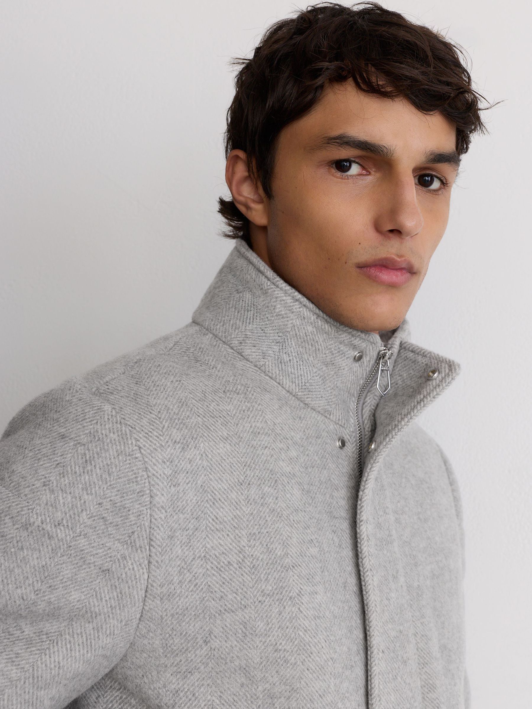 Veste matelassée en laine mélangée à col en fausse fourrure à chevrons gris doux - Image 4 de 6