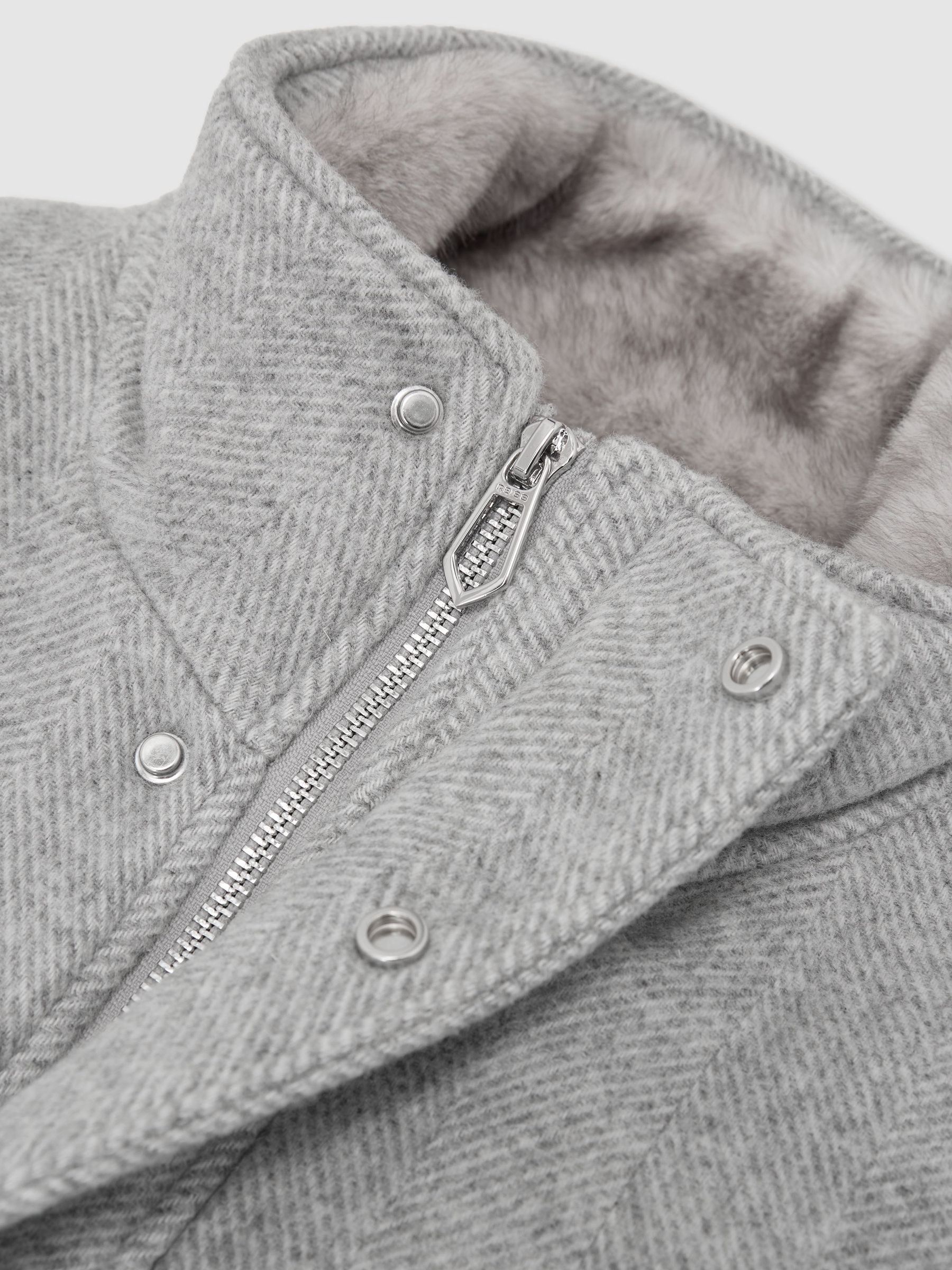 Veste matelassée en laine mélangée à col en fausse fourrure à chevrons gris doux - Image 6 de 6