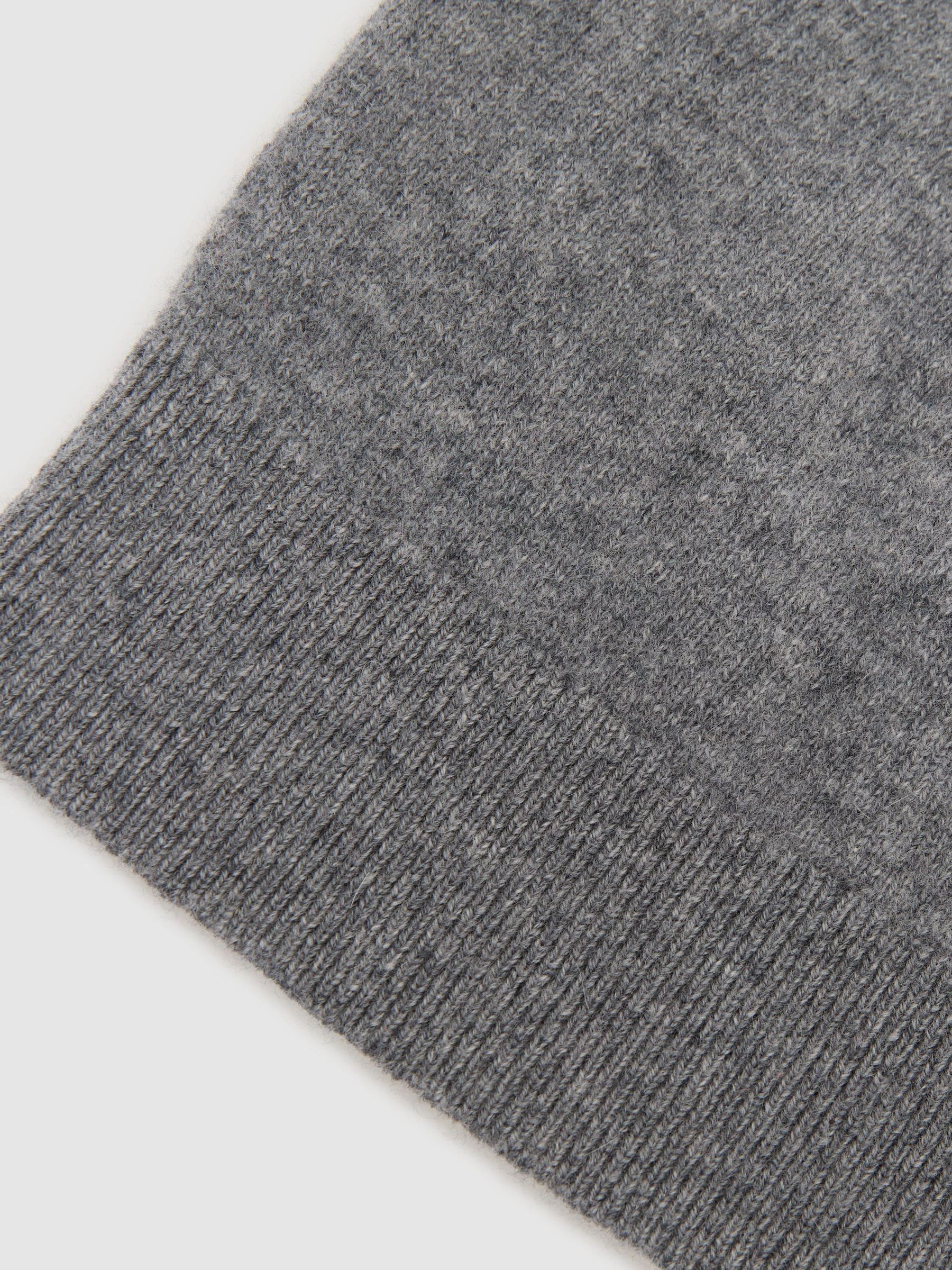 100% Cashmere Beanie in Grey - Image 4 of 4