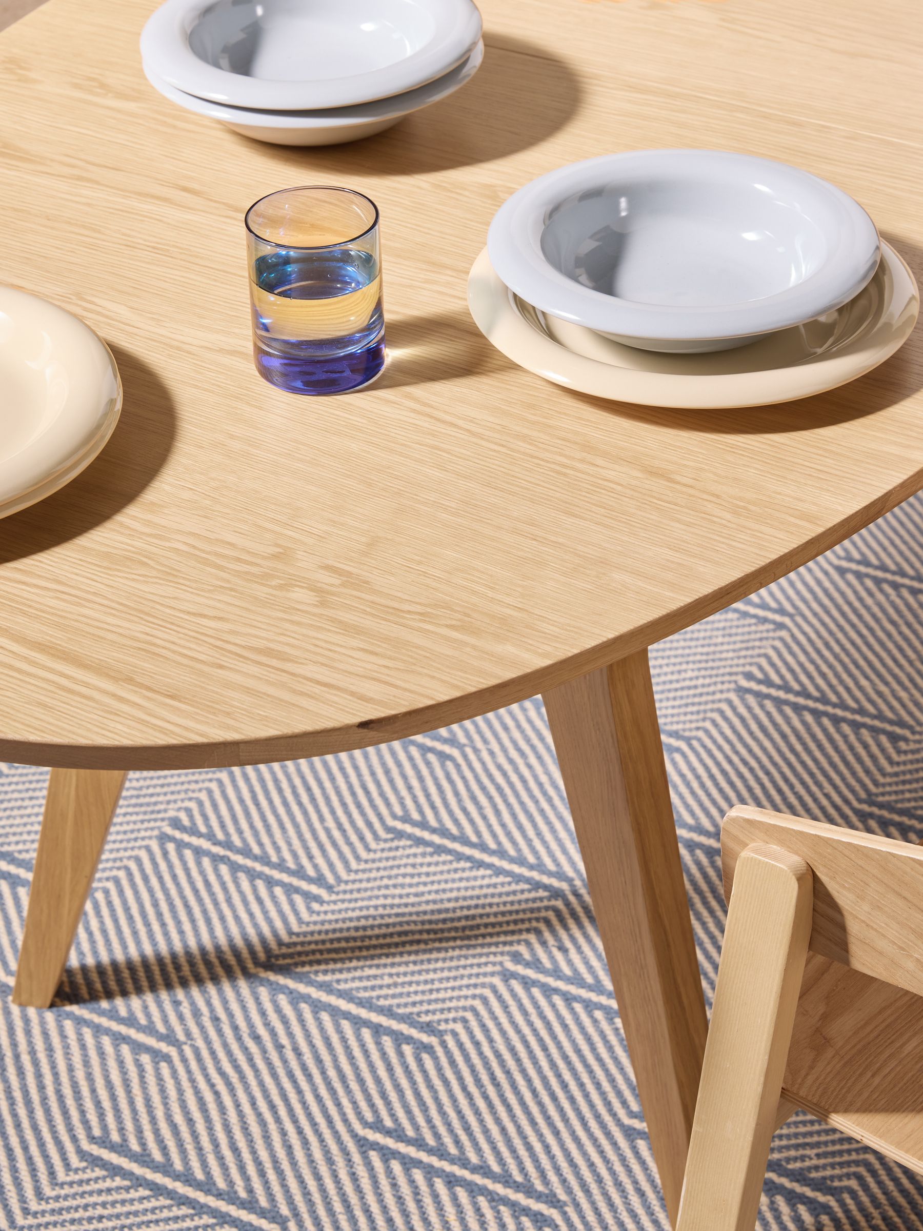 Jenson Extendable 6 to 8 Seater Round Dining Table in Oak - Image 4 of 6