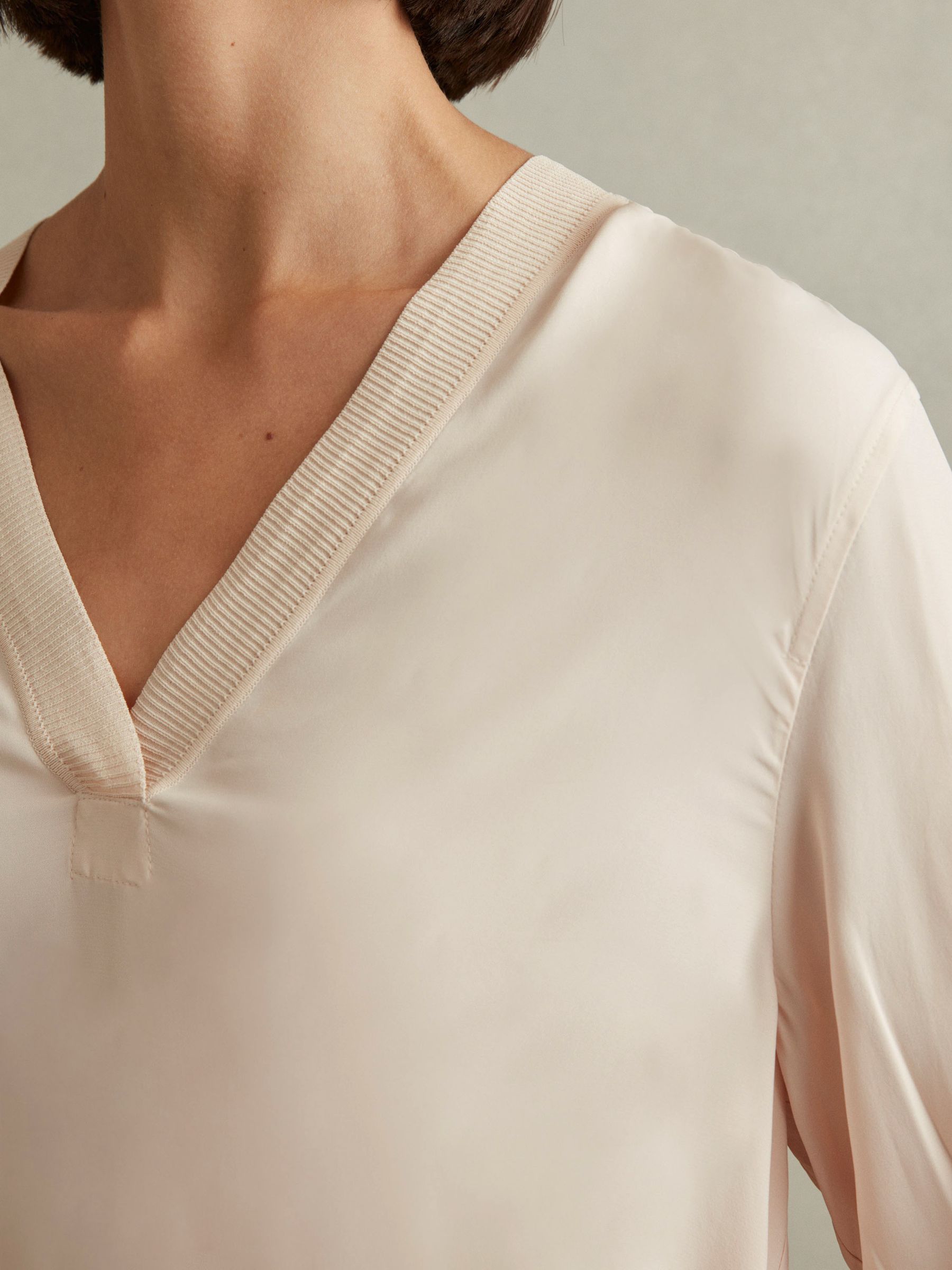 Relaxed High-Low V-Neck Top in Pale Pink - Image 3 of 5