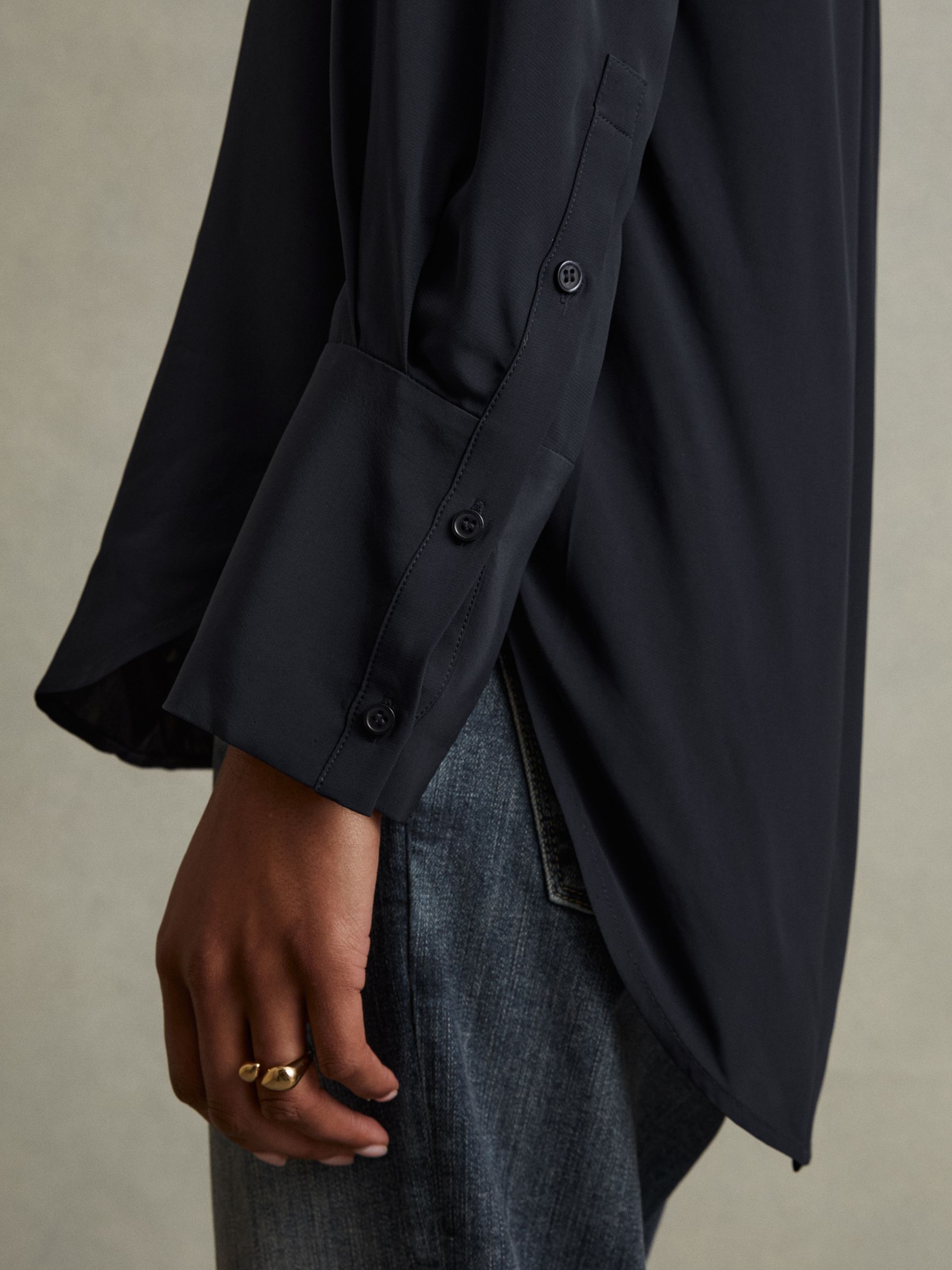Relaxed High-Low V-Neck Top in Navy - Image 3 of 5