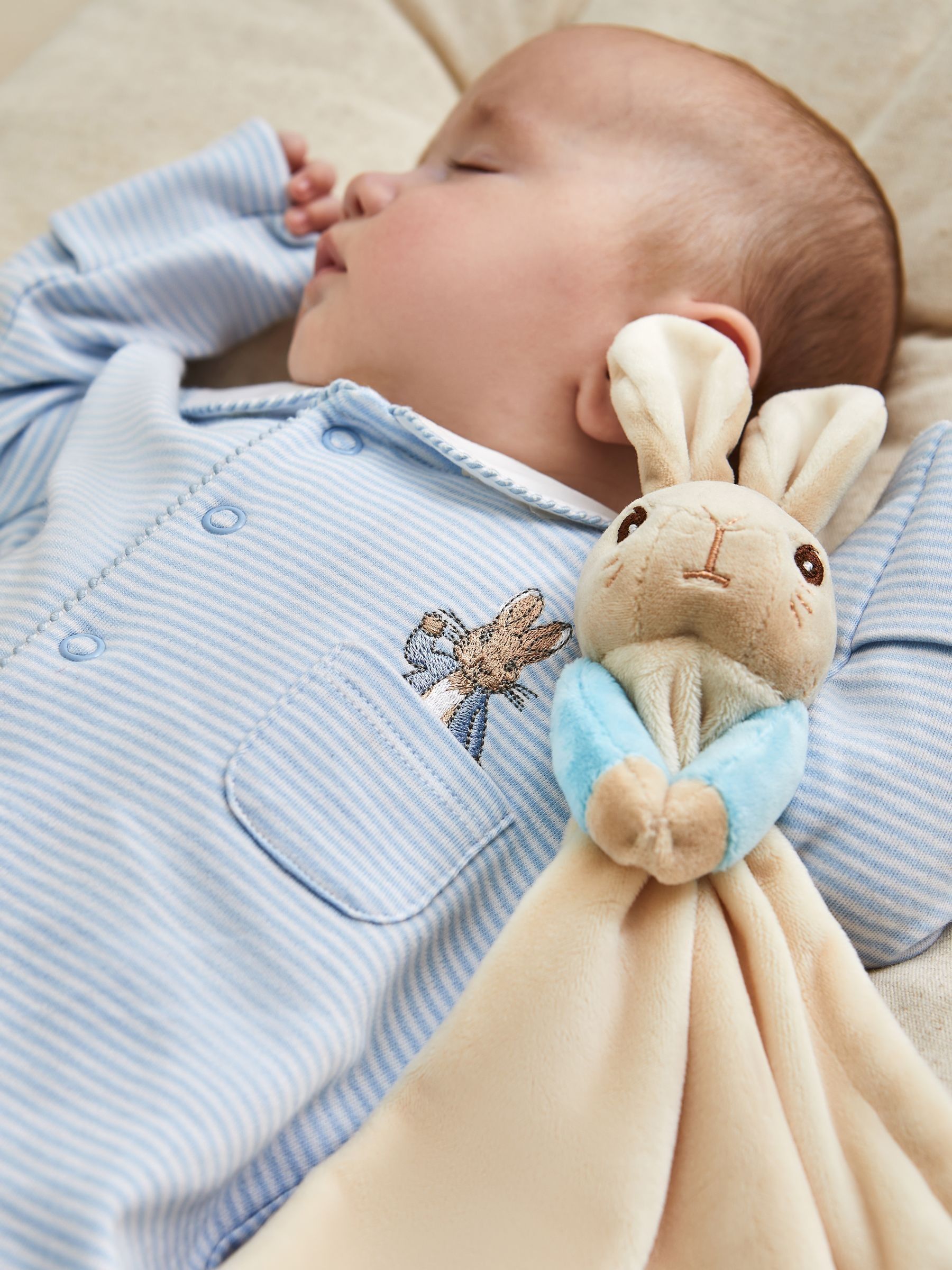 Blue Peter Rabbit Sleepsuit & Comforter Gift Set - Image 4 of 9