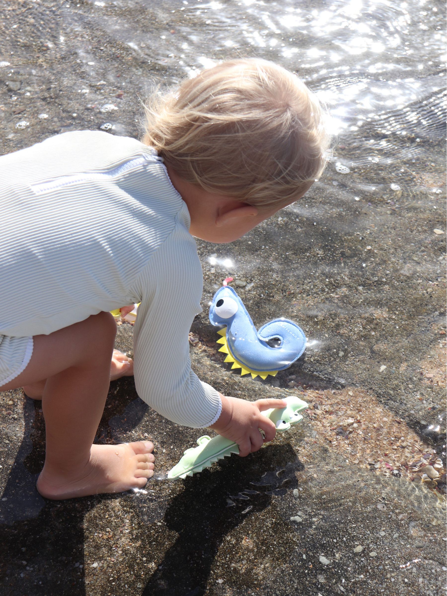 Sunnylife Set of 3 Dive Buddies Into the Wild - Image 5 of 6
