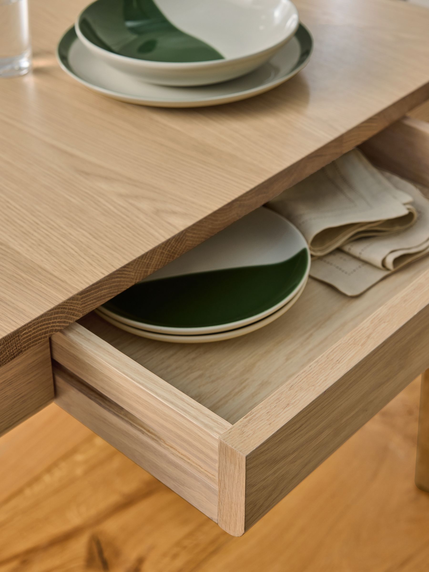 Jasper Conran London Oak Rectangular 6 to 8 Seater Belgrave Walnut Extending Dining Table - Image 5 of 10