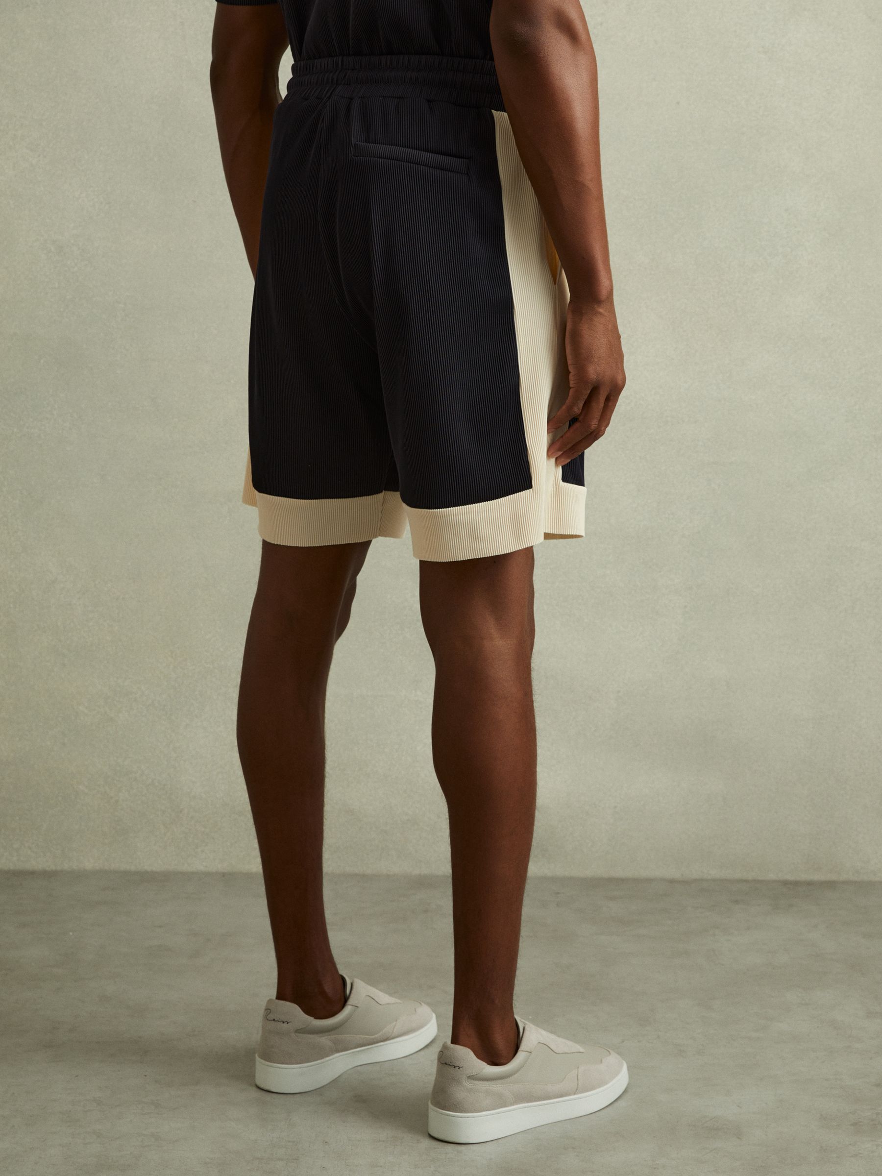 Colourblock Plisse Drawstring Shorts in Off White/Navy - Image 4 of 5