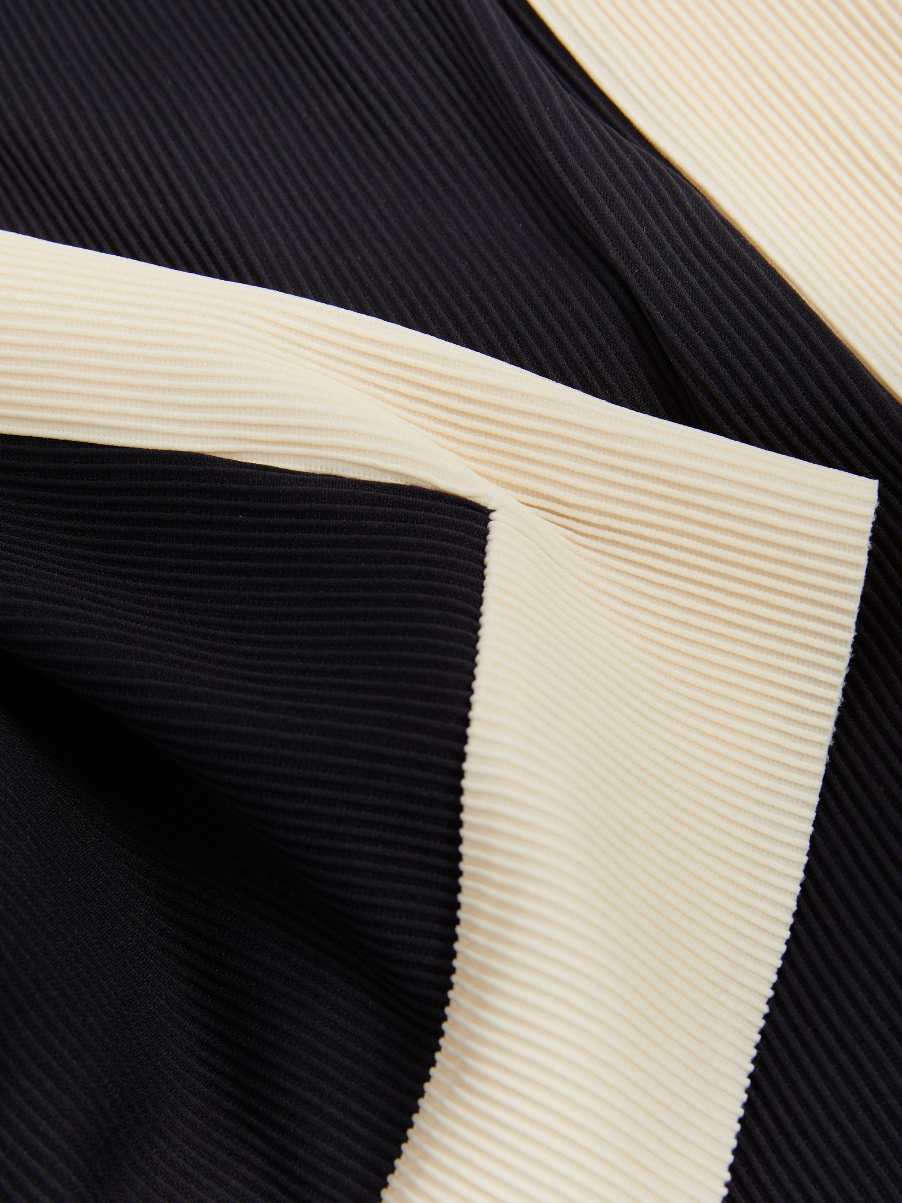 Colourblock Plisse Drawstring Shorts in Off White/Navy - Image 5 of 5