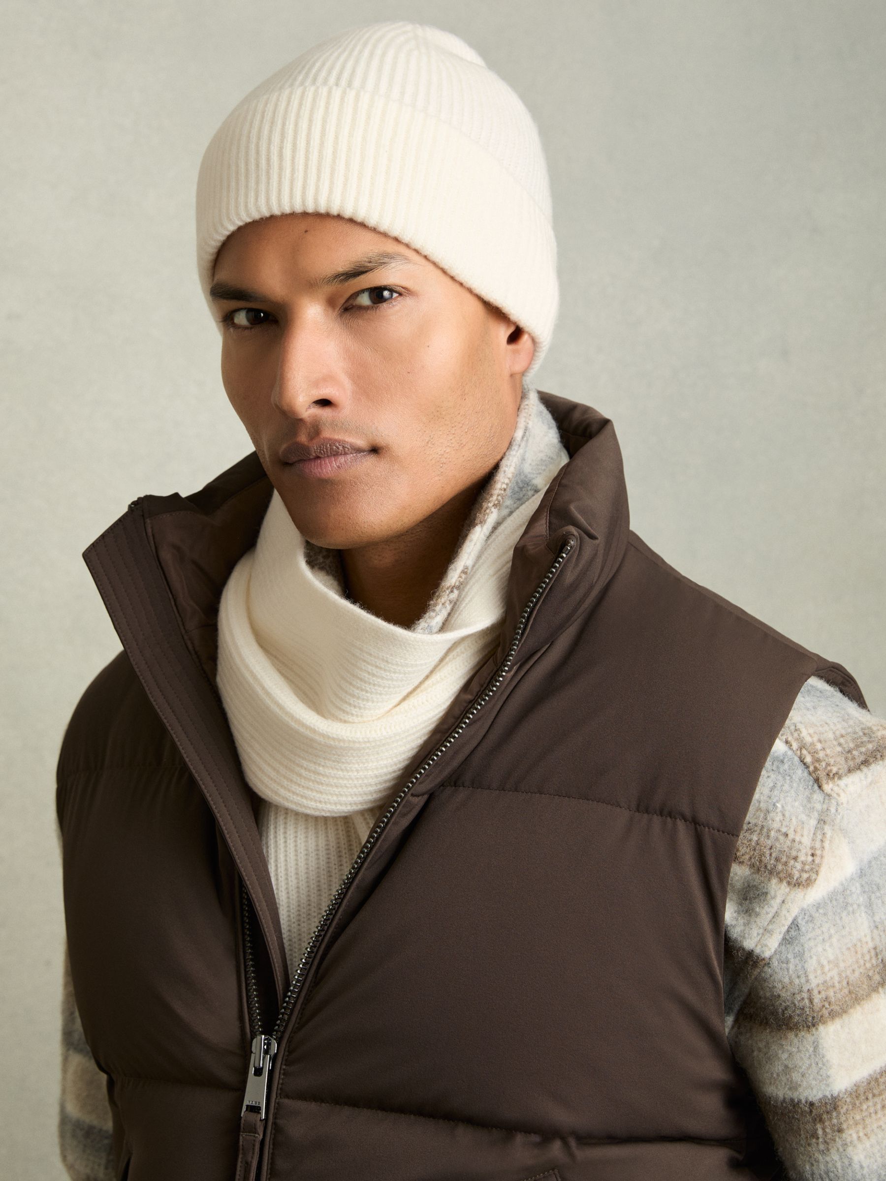 Merino Wool Ribbed Scarf And Beanie Set in Off White - Image 2 of 5