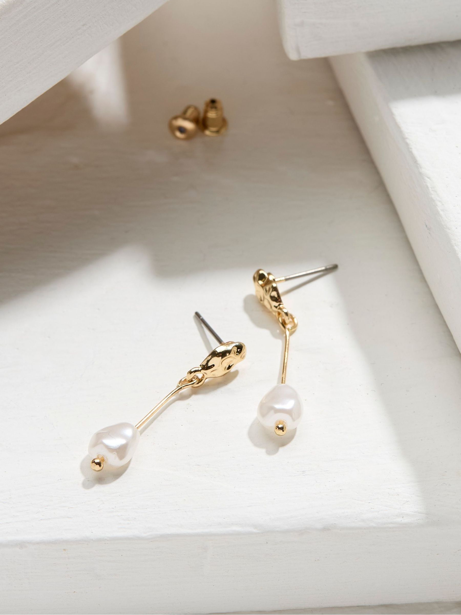 Gold Tone Hammered Pearl Earrings - Image 2 of 2 Gold Tone Hammered Pearl Earrings - Image 2 of 2