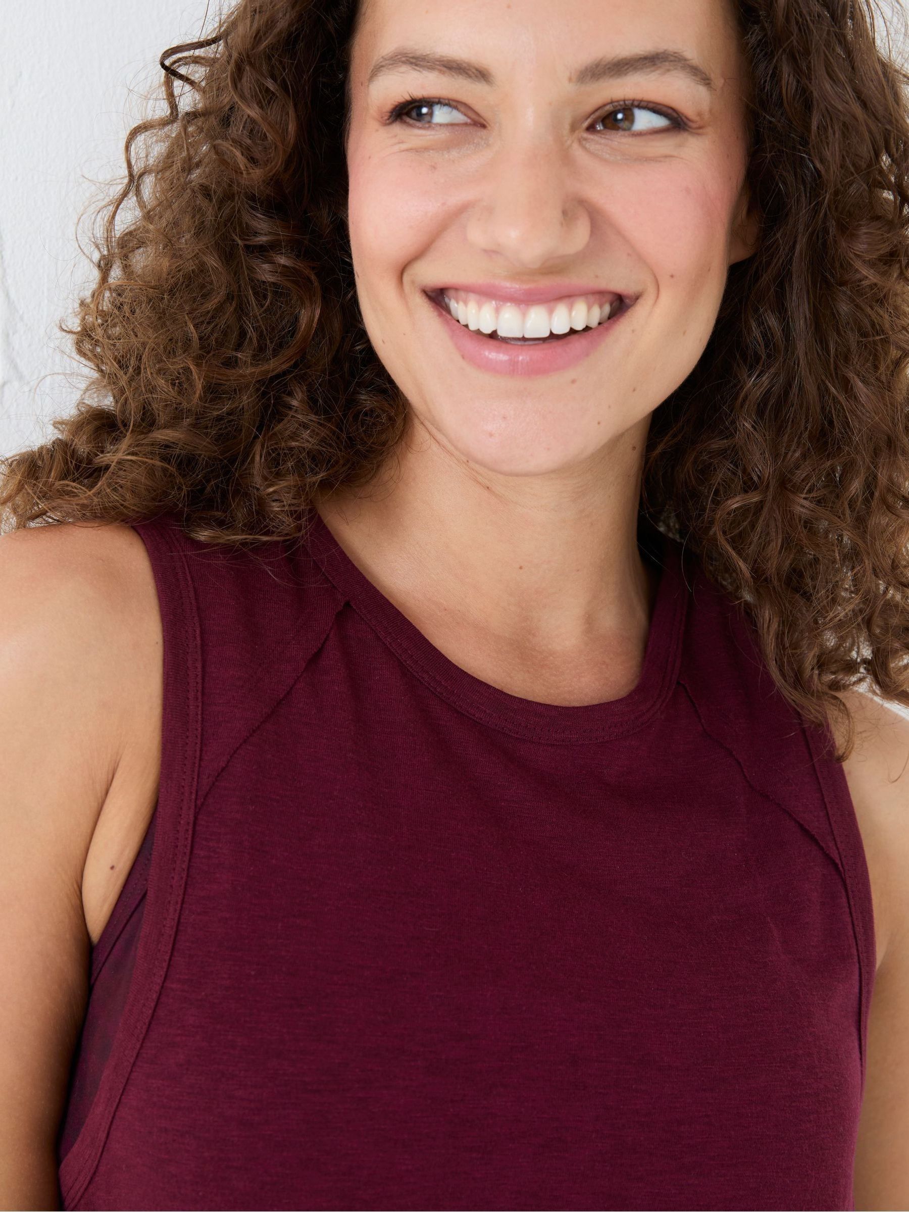 Ione Red Vest - Image 4 of 5