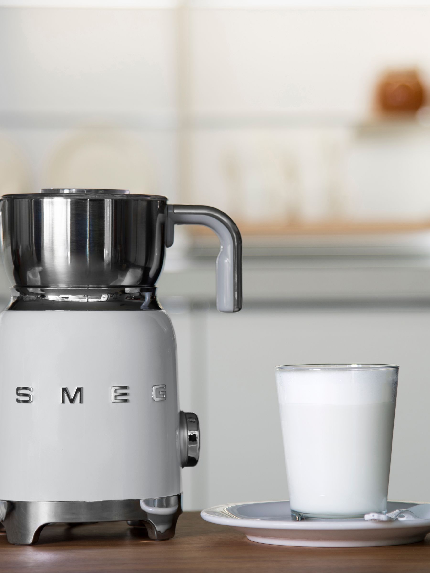 Smeg White Electric Milk Frother - Image 2 of 9