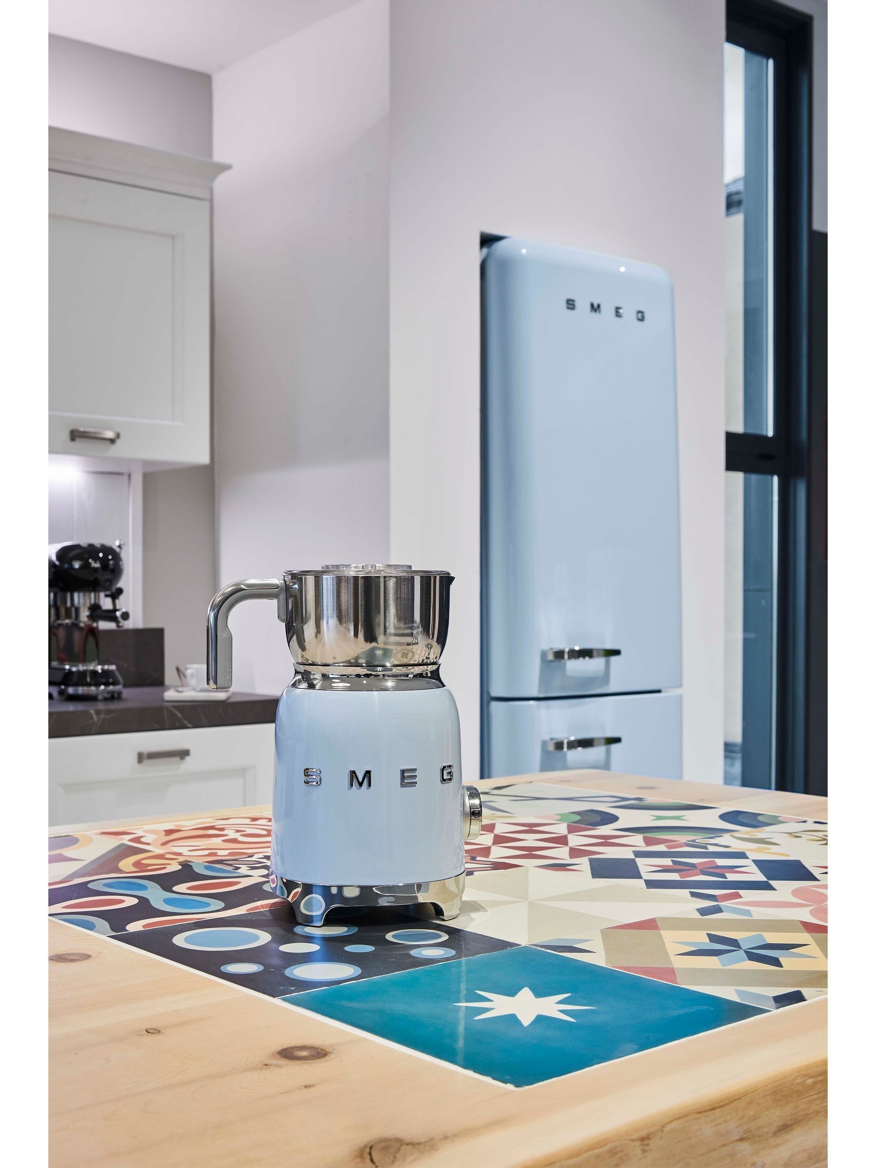 Smeg Pastel Blue Electric Milk Frother - Image 2 of 9