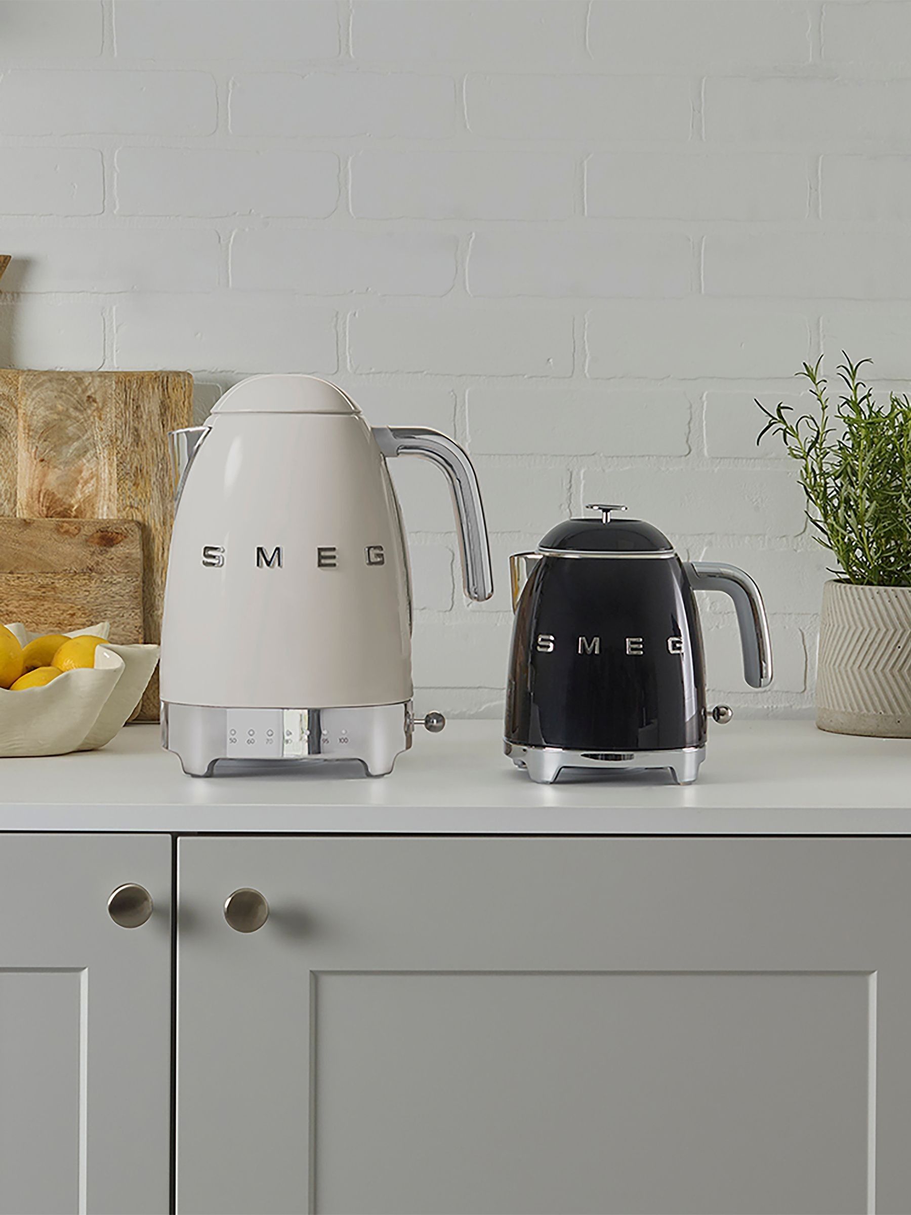 Smeg Cream Temperature Controlled Kettle 1.7 Litre - Image 2 of 8