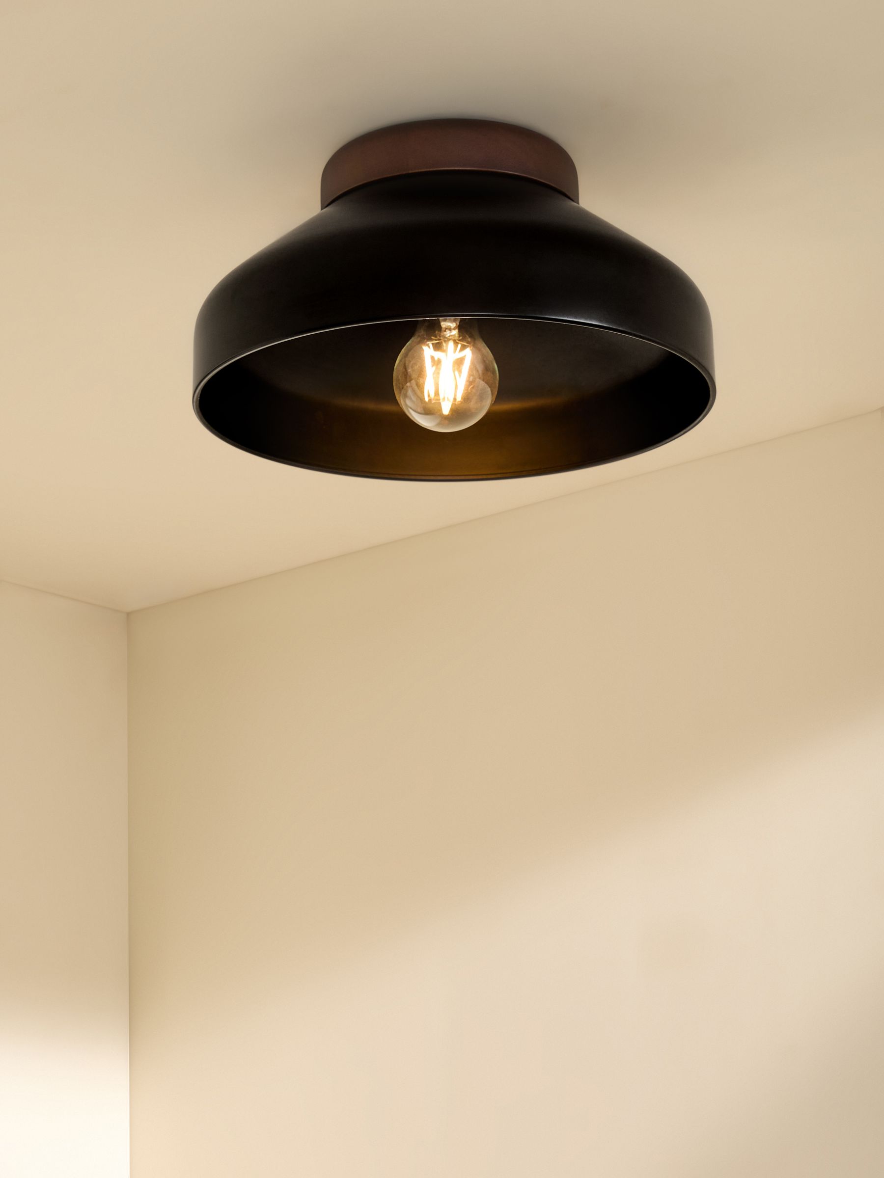 Albert flush ceiling lamp outlet