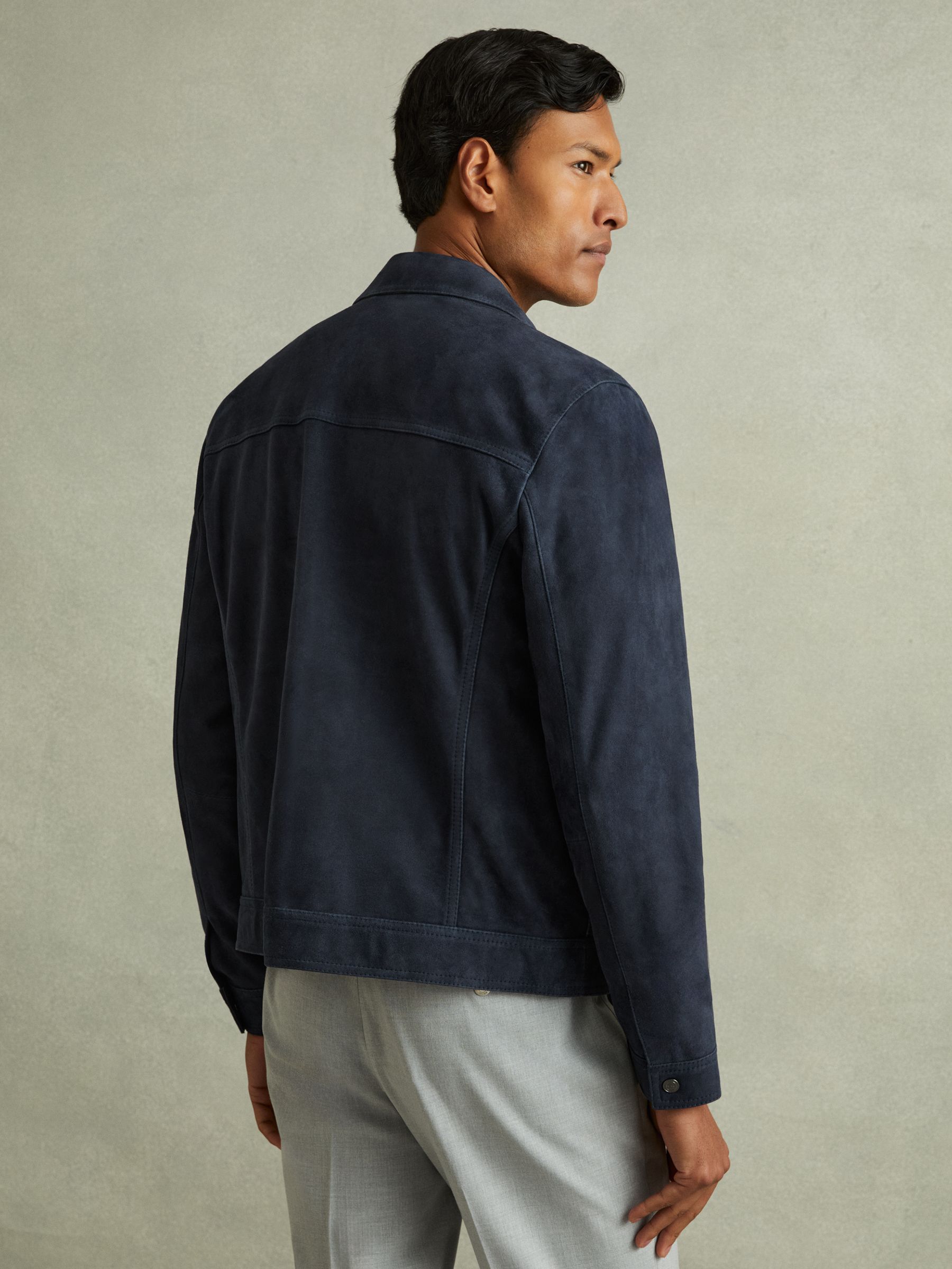 REISS 本革 スエード ジャケットUKブランド Reiss Suede Zip-Through Trucker Jacket in Indigo Blue | REISS