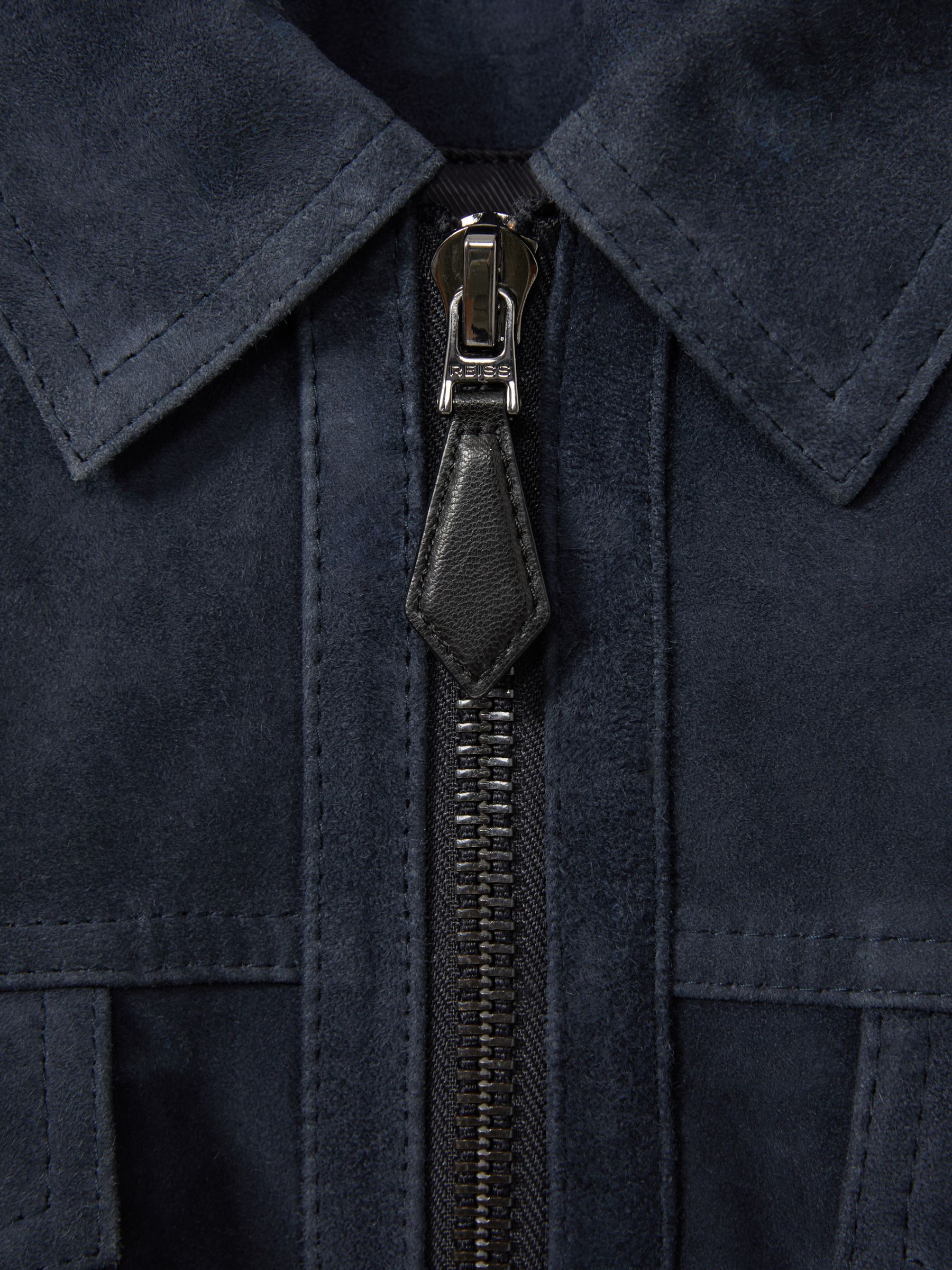 REISS 本革 スエード ジャケットUKブランド Reiss Suede Zip-Through Trucker Jacket in Indigo Blue | REISS