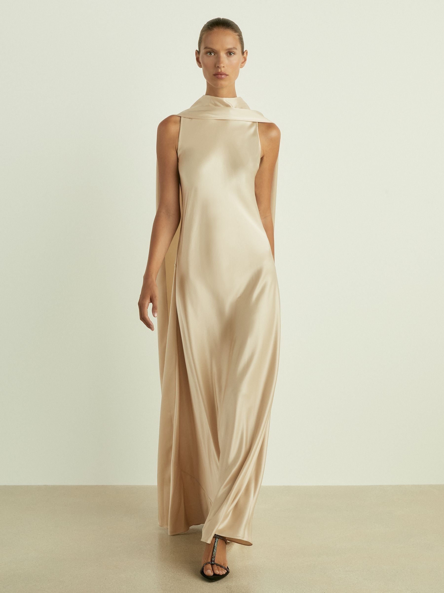 شامبين ـ فستان ستان بتصميم كاب - صورة 1 من 6