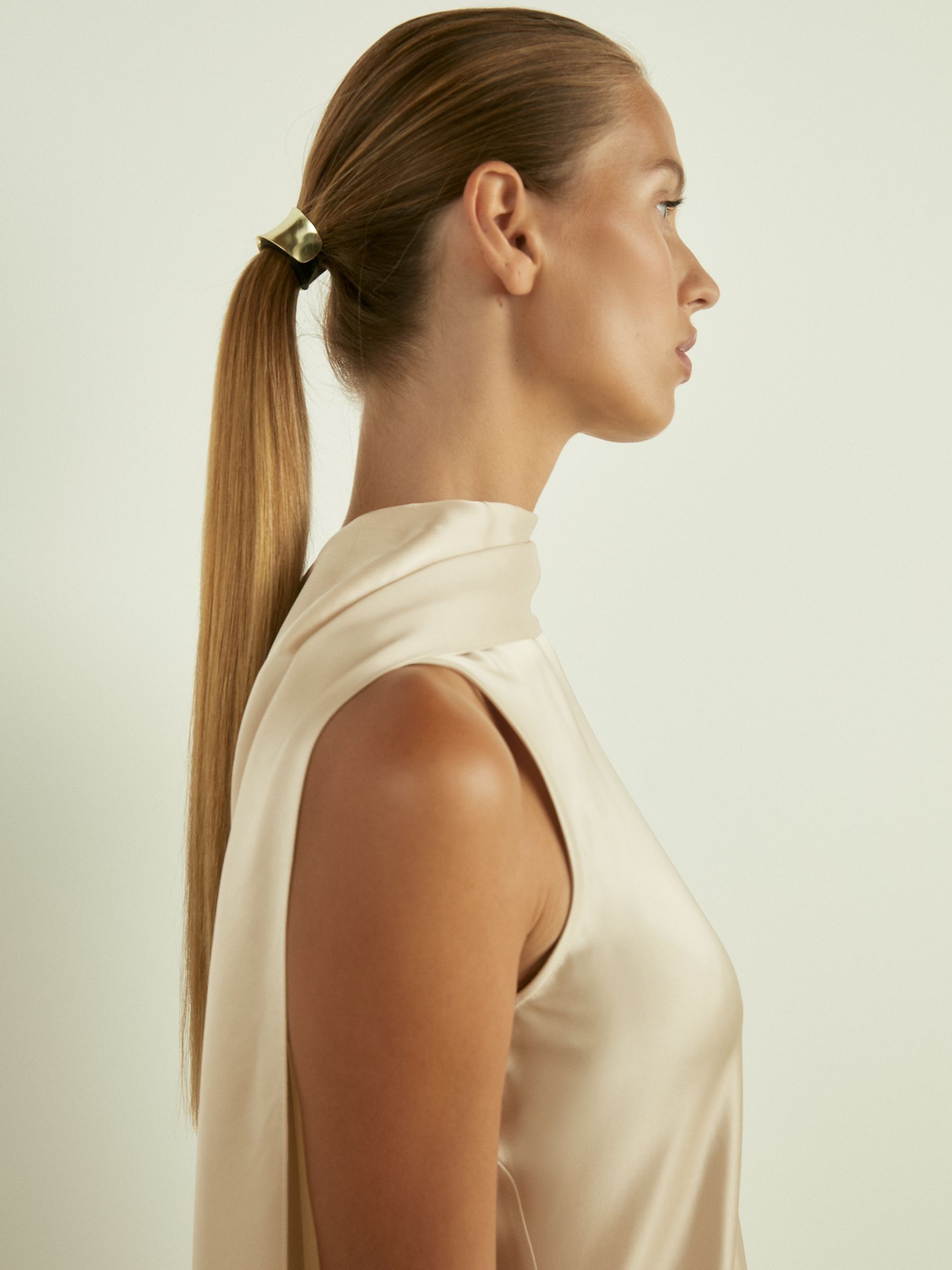 شامبين ـ فستان ستان بتصميم كاب - صورة 4 من 6