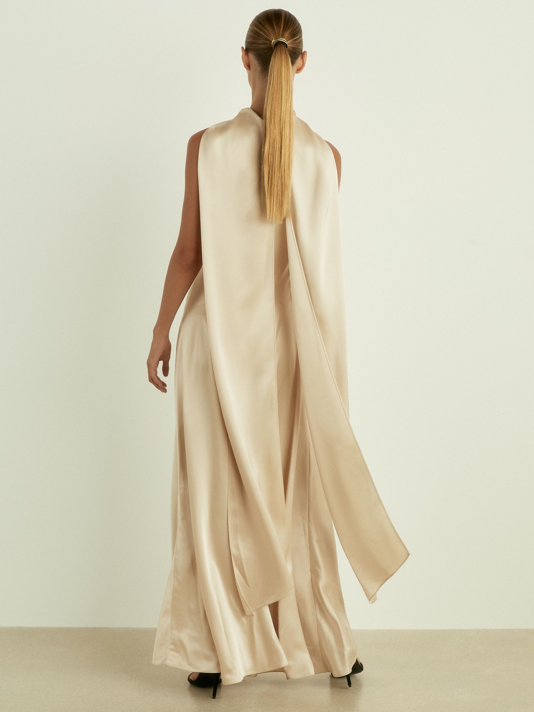 شامبين ـ فستان ستان بتصميم كاب - صورة 5 من 6