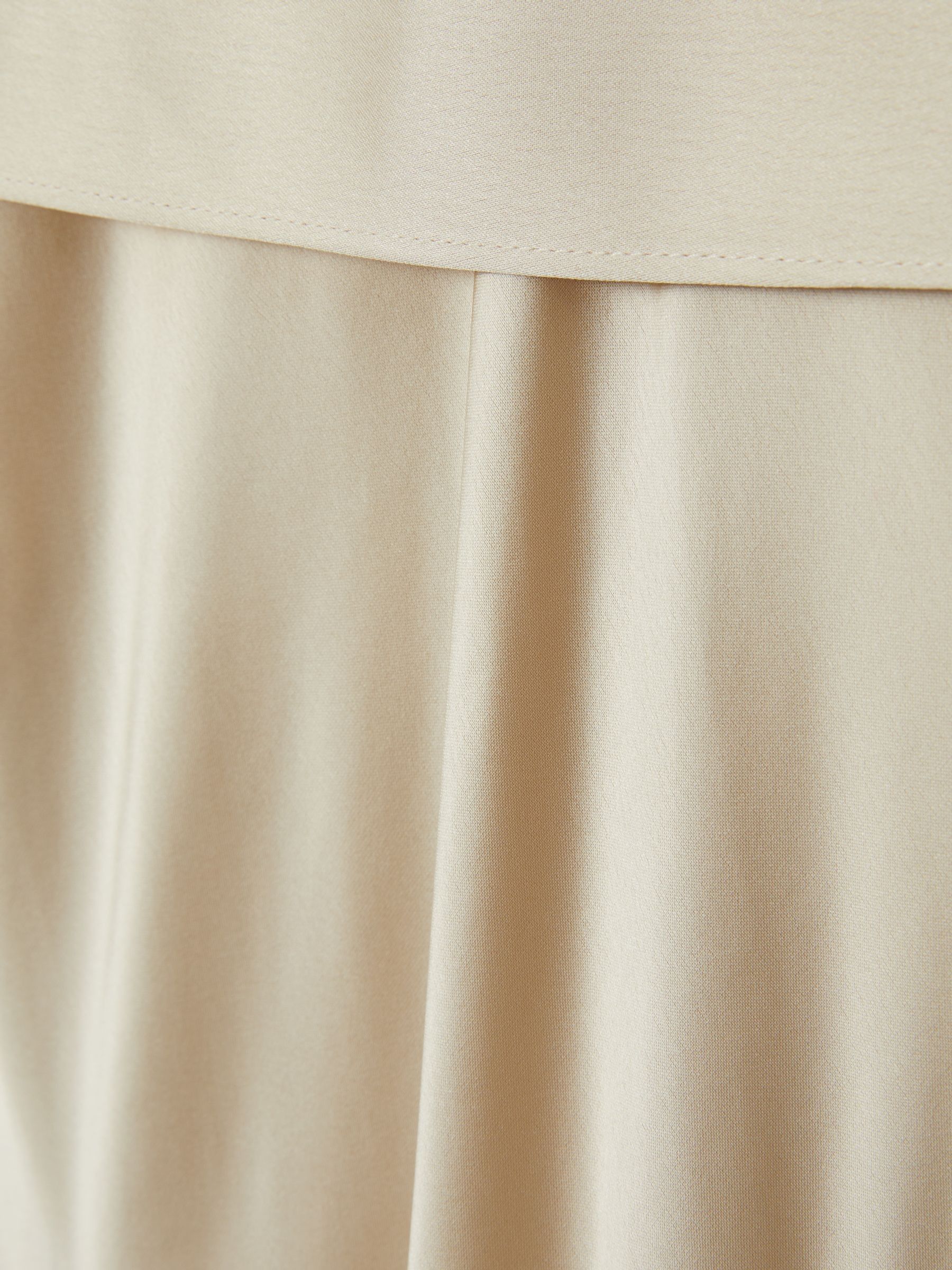 شامبين ـ فستان ستان بتصميم كاب - صورة 6 من 6