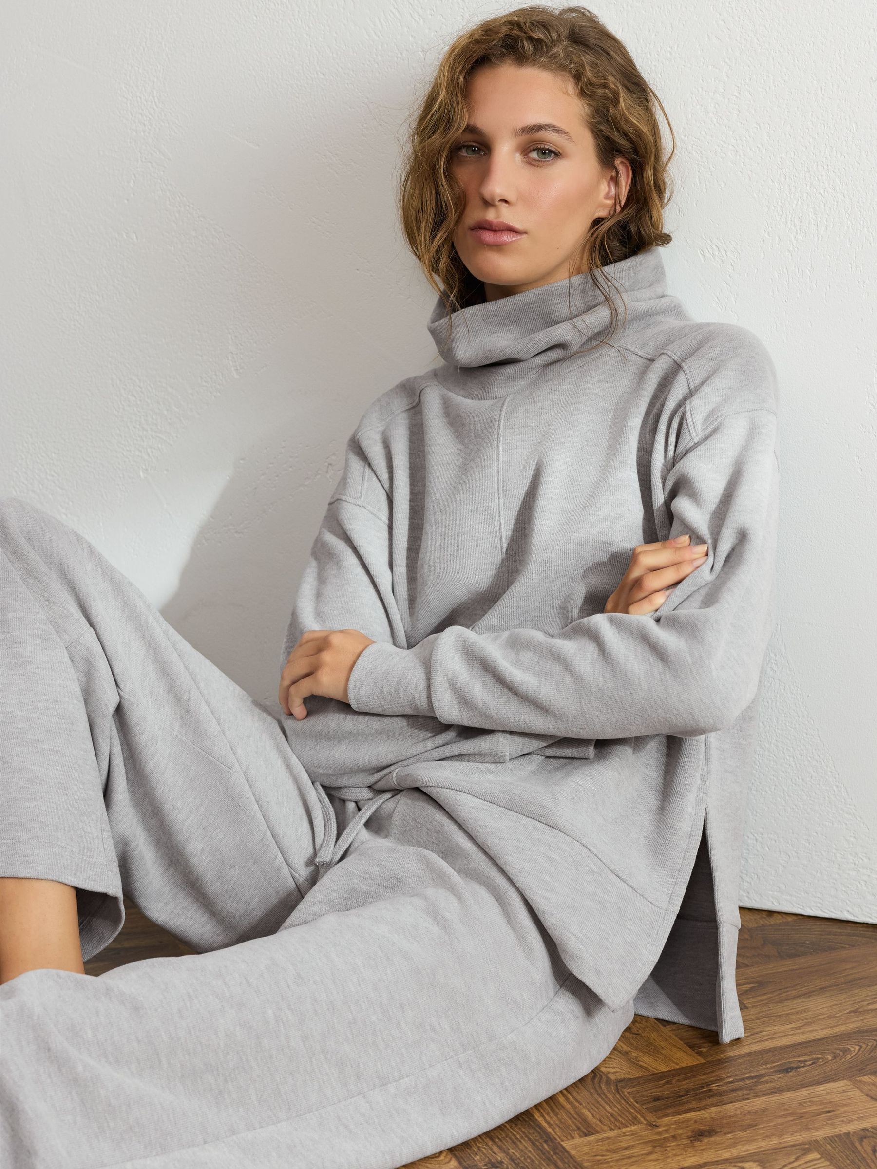 Reiss Hattie Cotton-Blend Roll-Neck Lounge Top - صورة 1 من 7