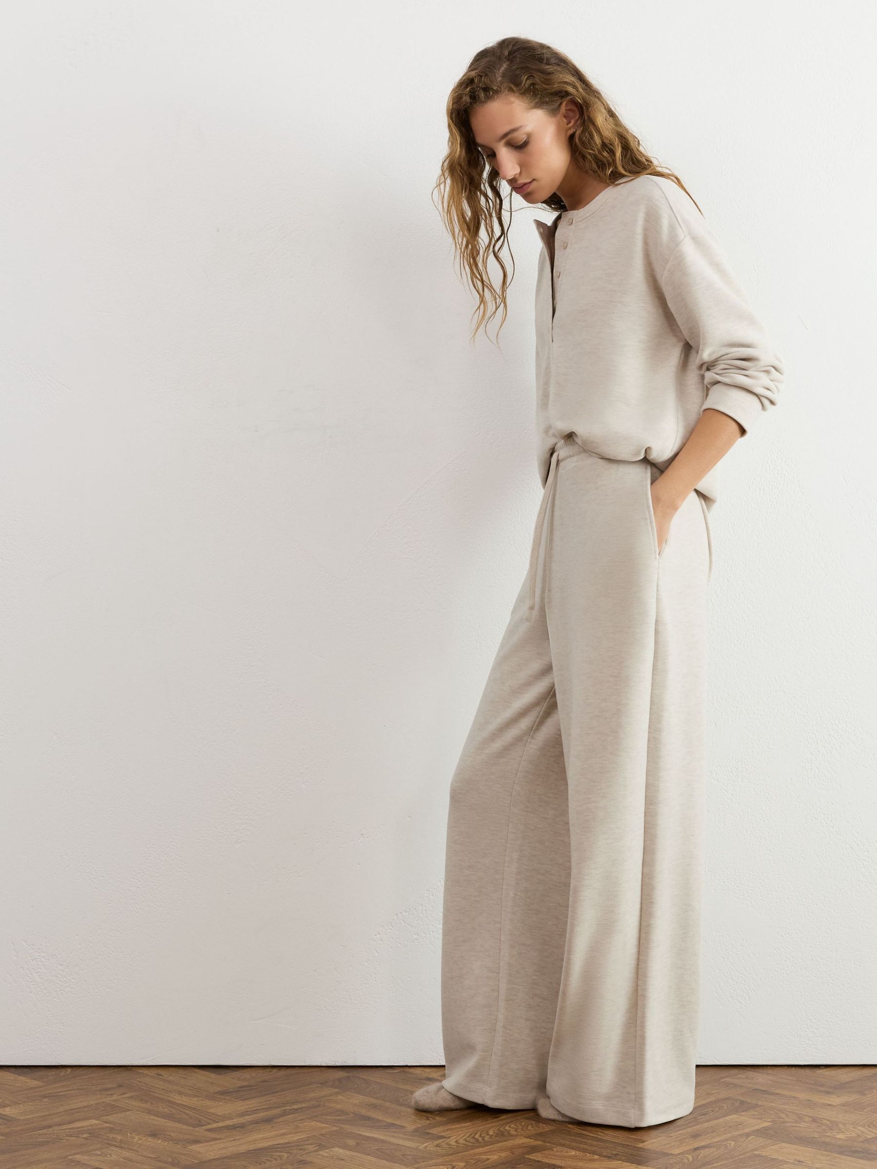 لون محايد - Reiss Hattie Cotton-Blend Wide-Leg Drawstring Joggers - صورة 4 من 6