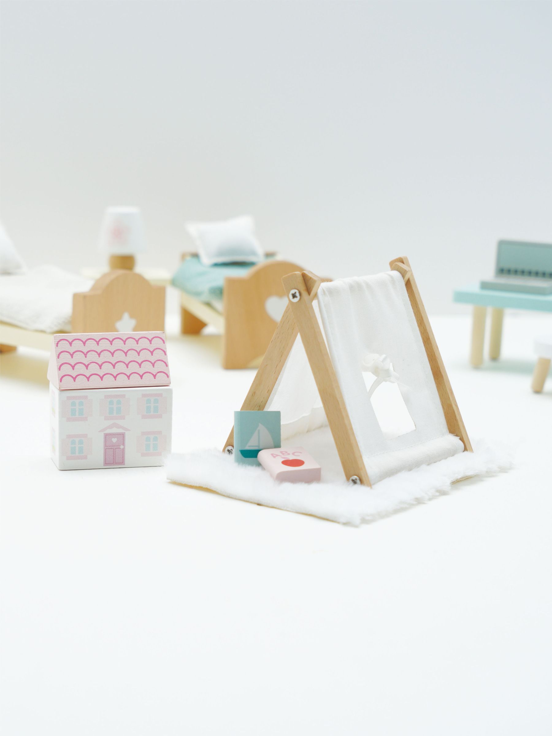 No Colour Wooden Dolls Hous Childs Bedroom - Image 6 of 6